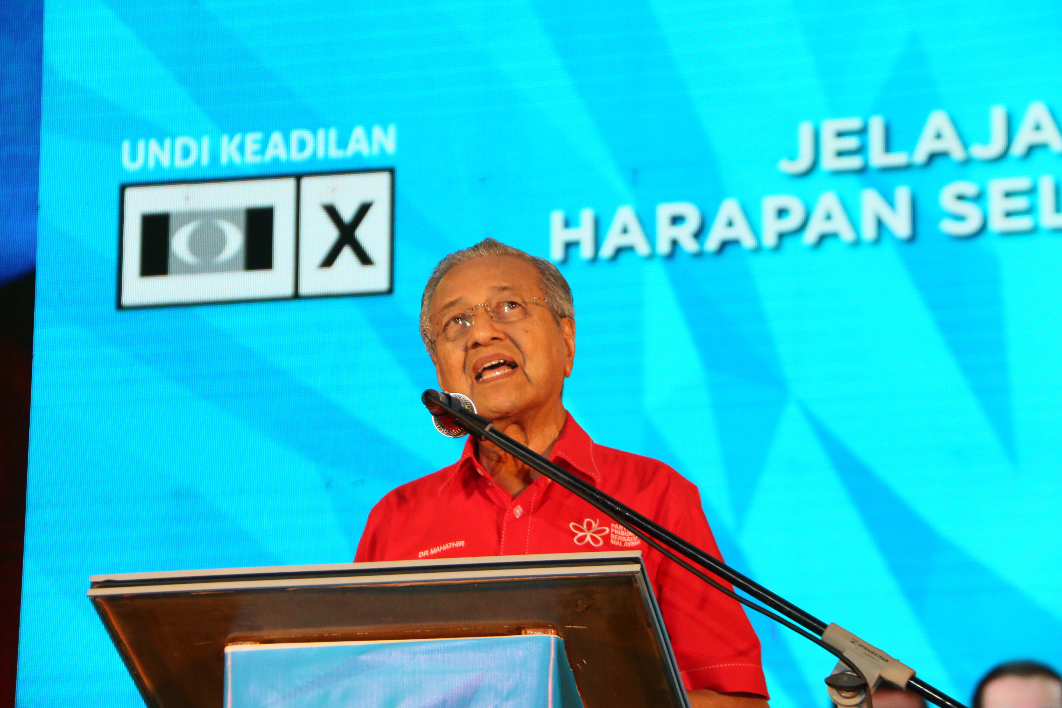 Tun M serang Najib, Muhyiddin dakwa status Umno kini 'haram'