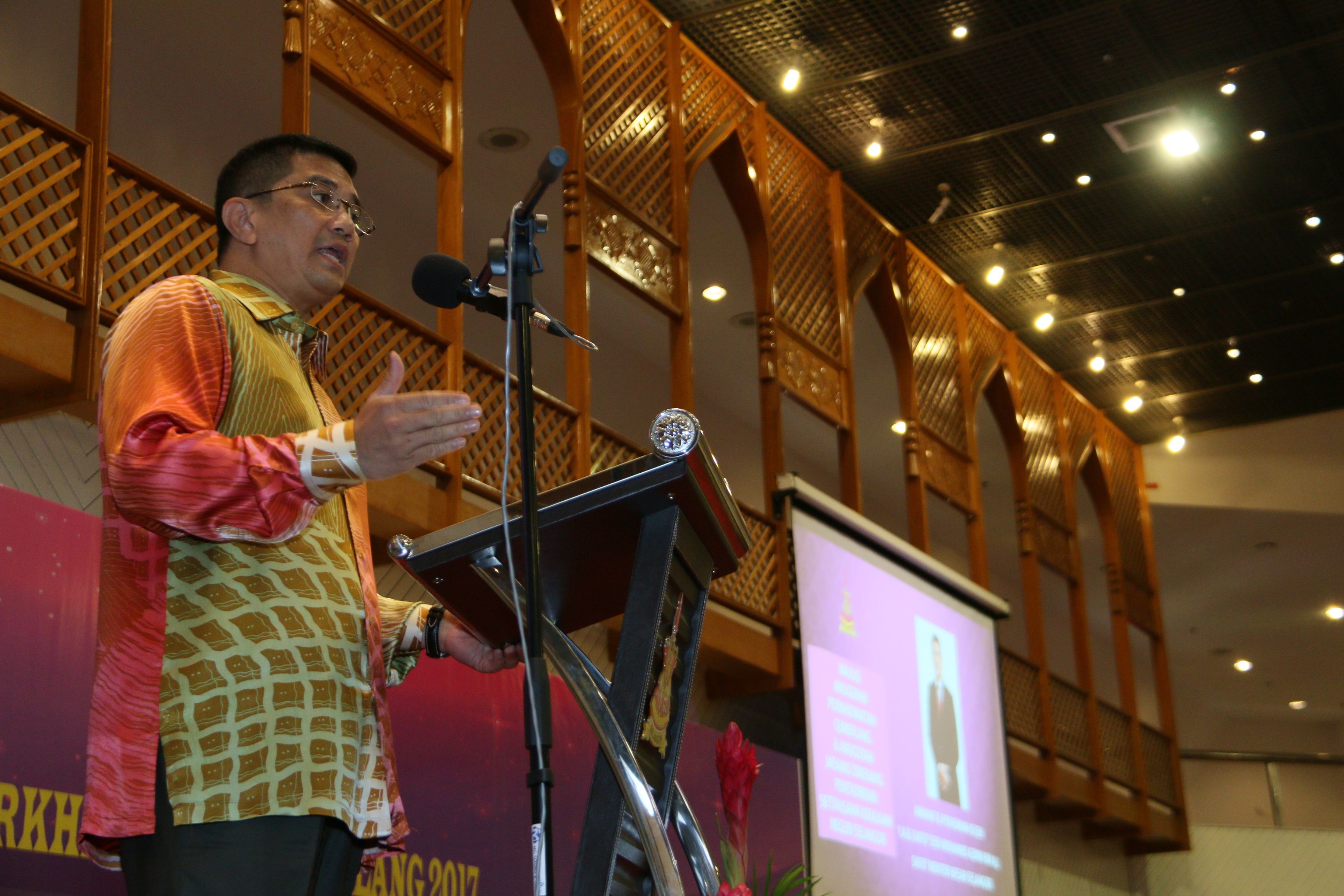 Dakwaan kecilkan saiz perkhidmatan awam, percubaan terdesak