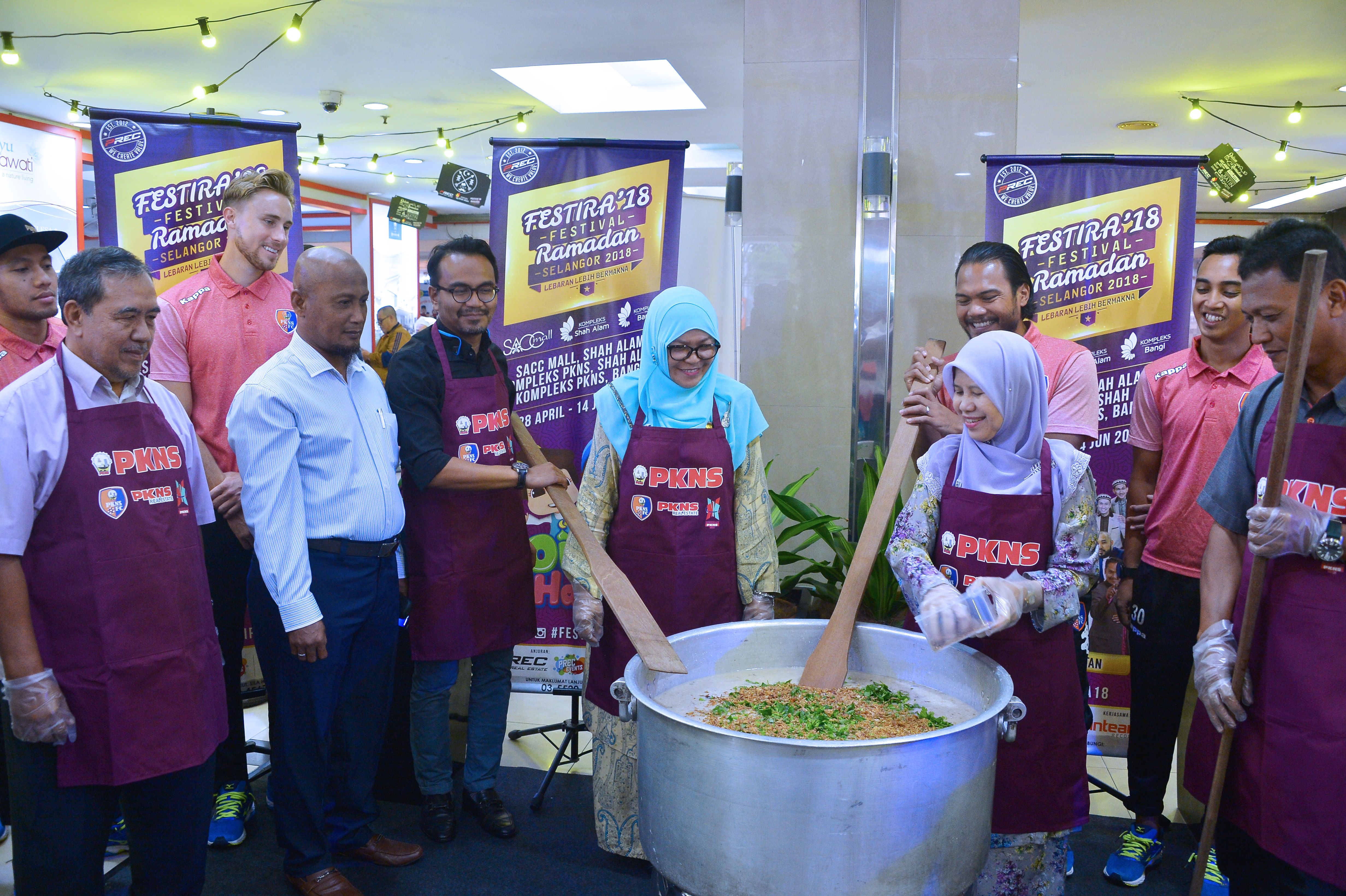 Teruskan tradisi: PKNS edar 12,000 bubur lambuk