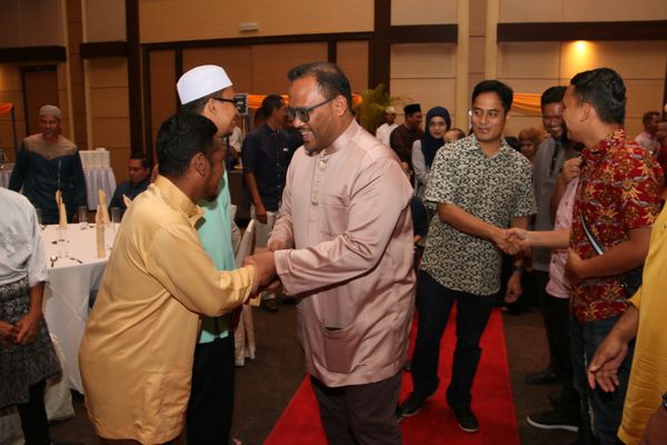 KDEBWM santuni kakitangan dan pengamal media