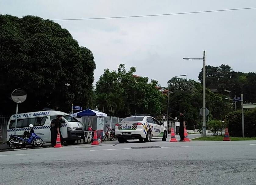 Laluan masuk kediaman peribadi Najib mula dikawal polis