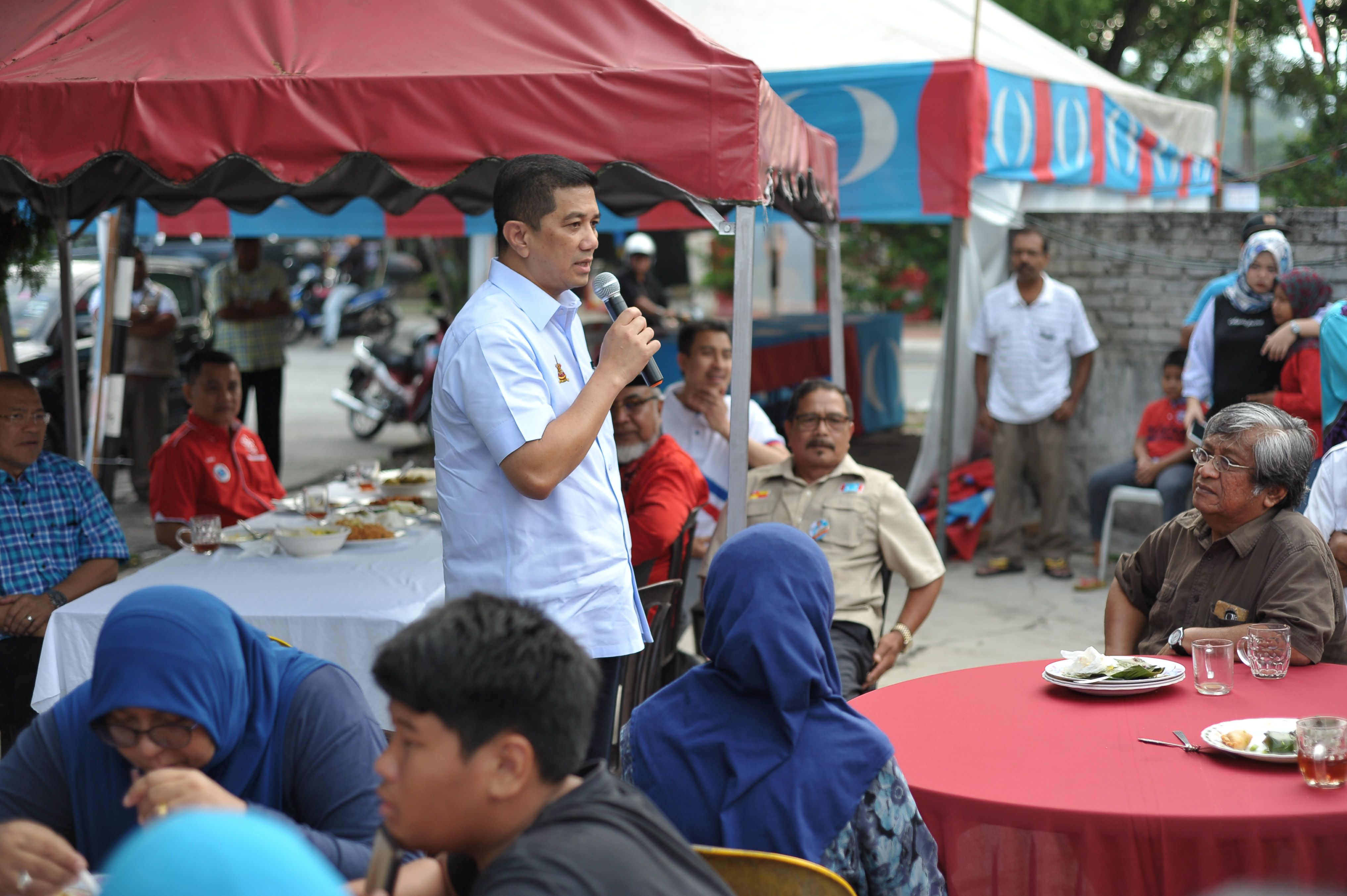 MB bersama rakyat bersarapan di Gerai Pak Darus