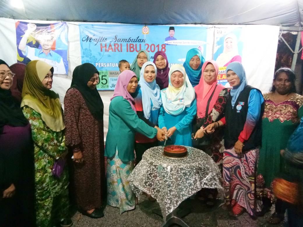 Daroyah rai 100 wanita sempena hari ibu.