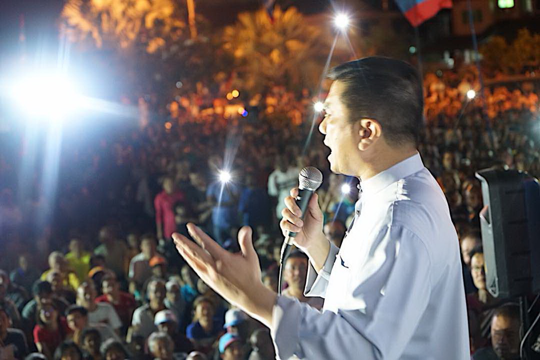 Pejuang Umno pegang berus gigi bukan keris