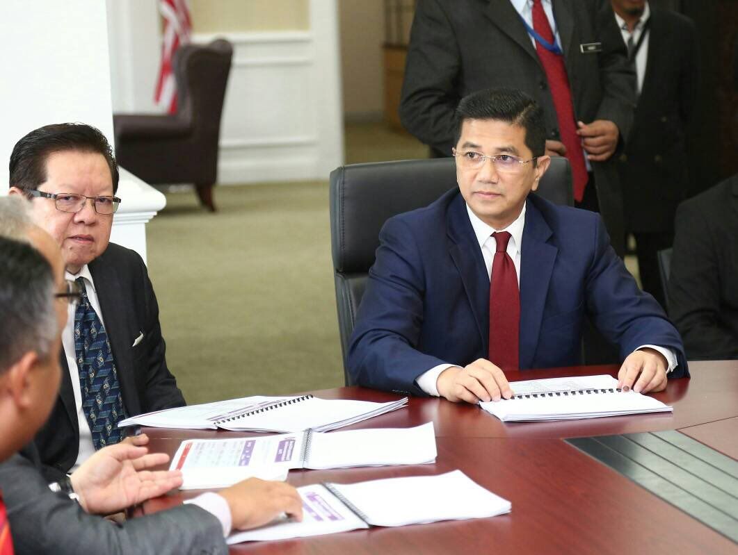 Mohamed Azmin mulakan hari pertama tugas sebagai Menteri Hal Ehwal Ekonomi