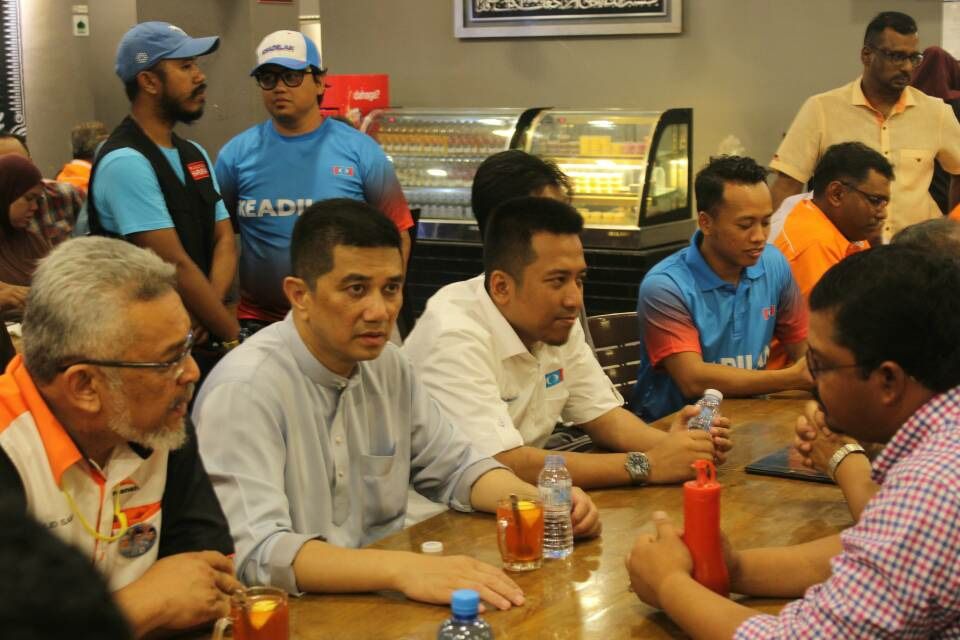 Azmin 'ngeteh' bersama rakyat selepas ceramah