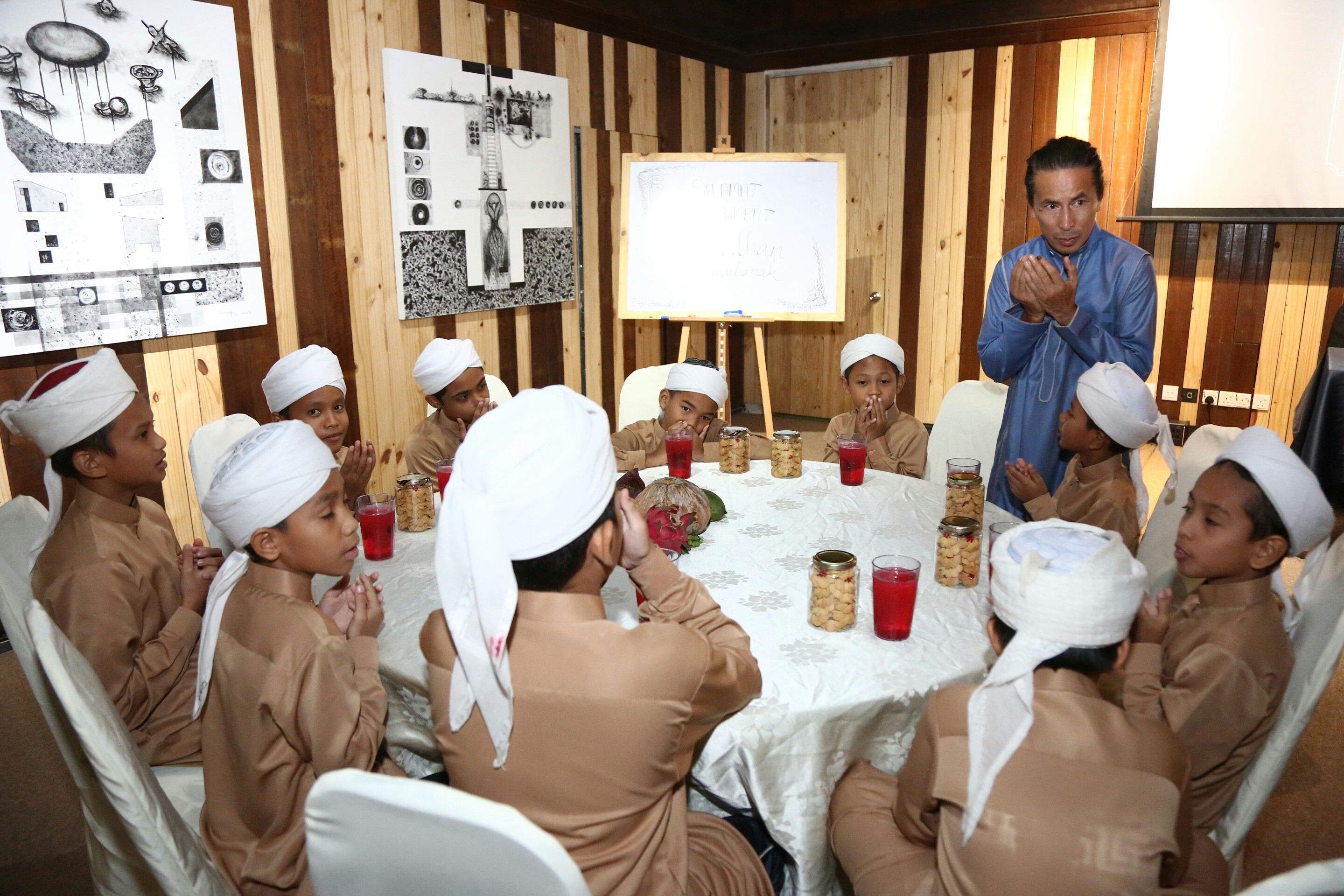 Amy Search berbuka puasa dengan anak yatim