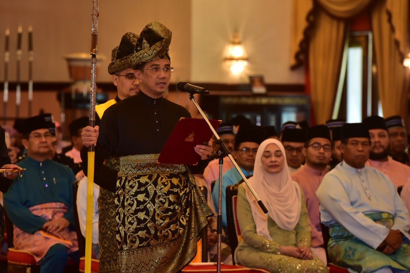 Selebriti, pereka fesyen: Tahniah Mohamed Azmin