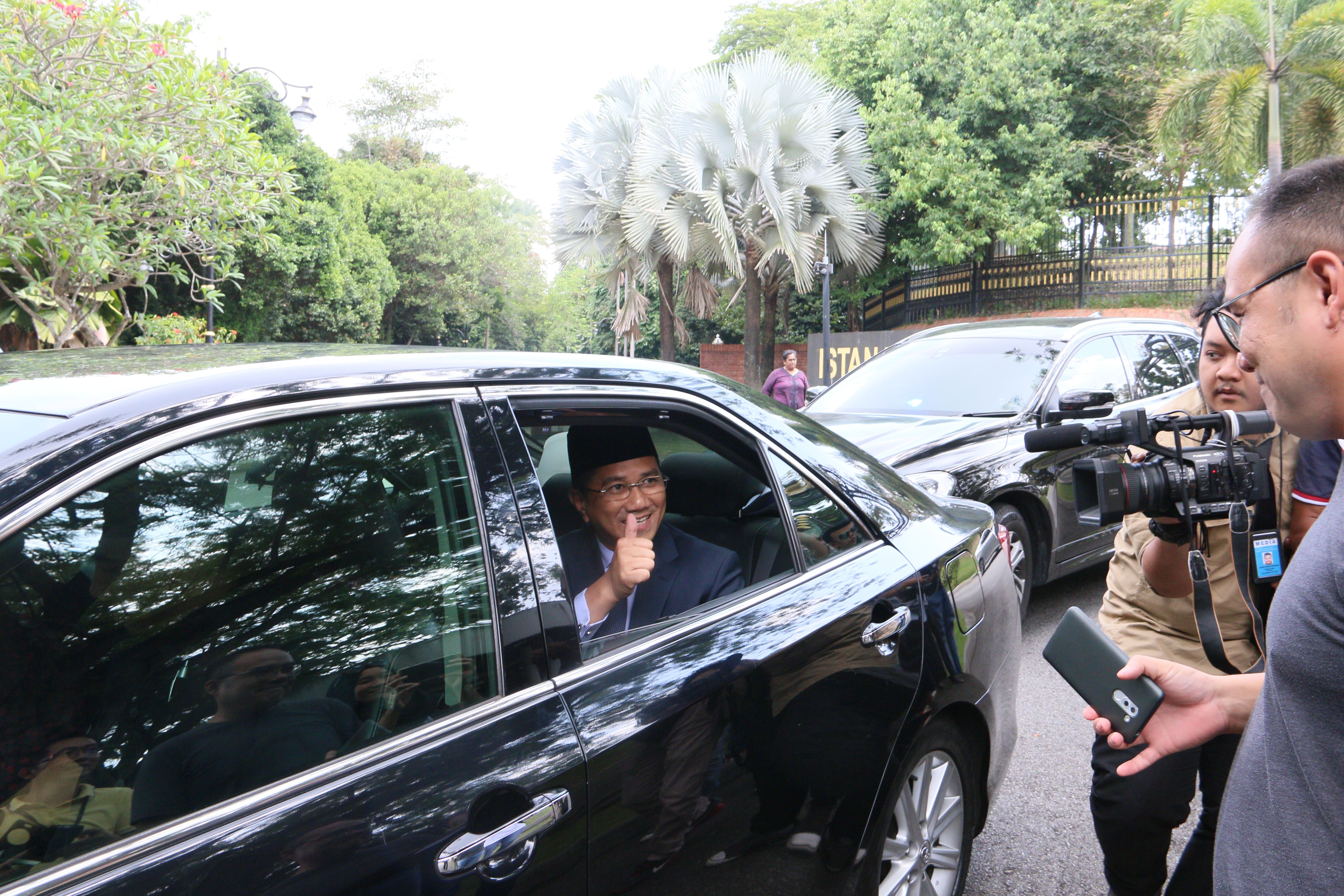 Mohamed Azmin mengadap Sultan Sharafuddin maklum keputusan PRU14