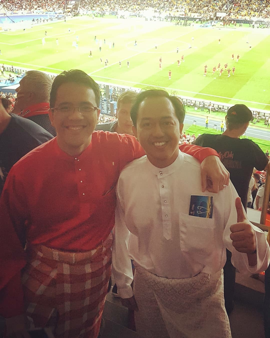 Anak Malaysia peraga baju kebangsaan tonton final UCL