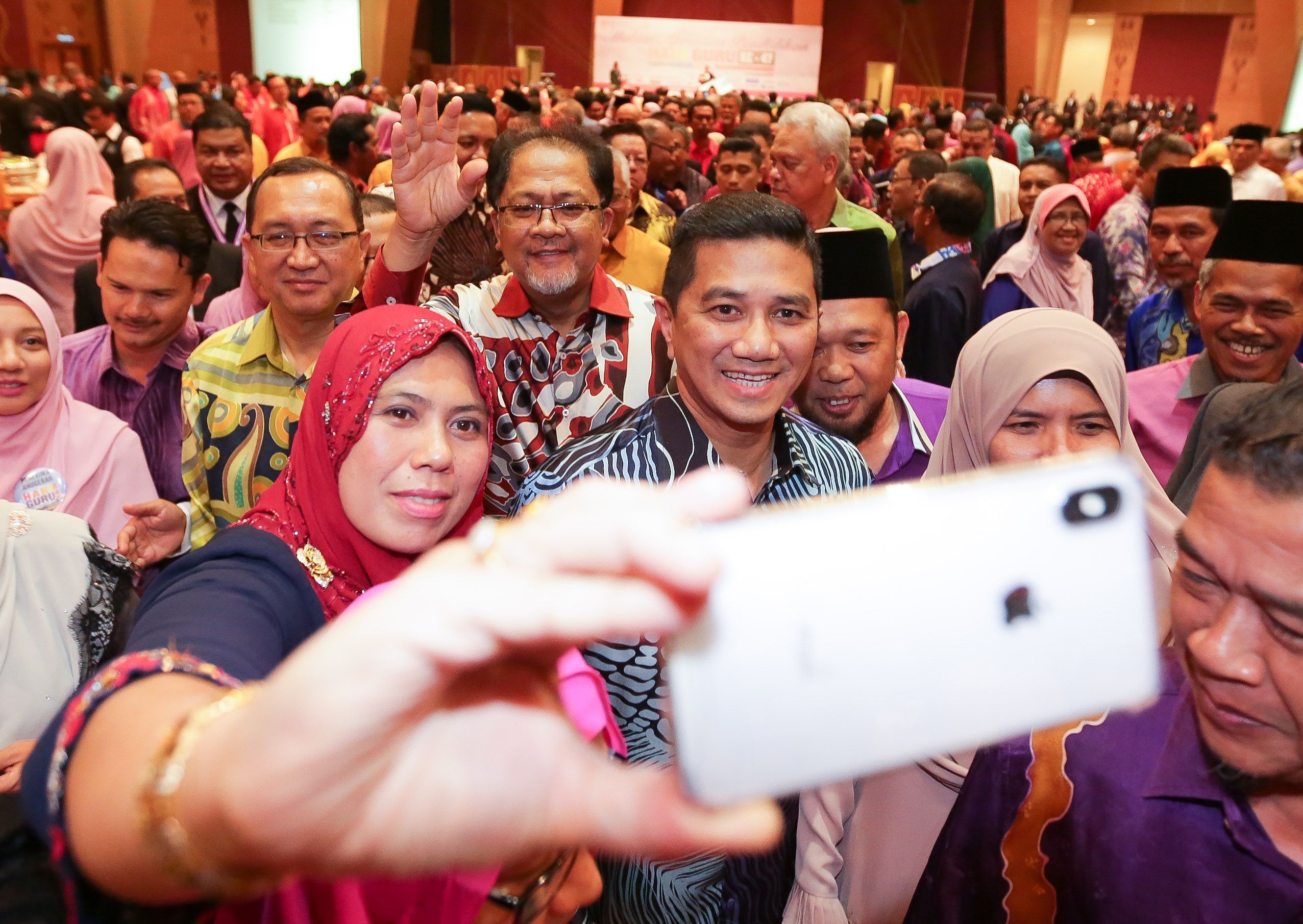 2,400 warga pendidik 'lepas geram' dengan Azmin di Putrajaya