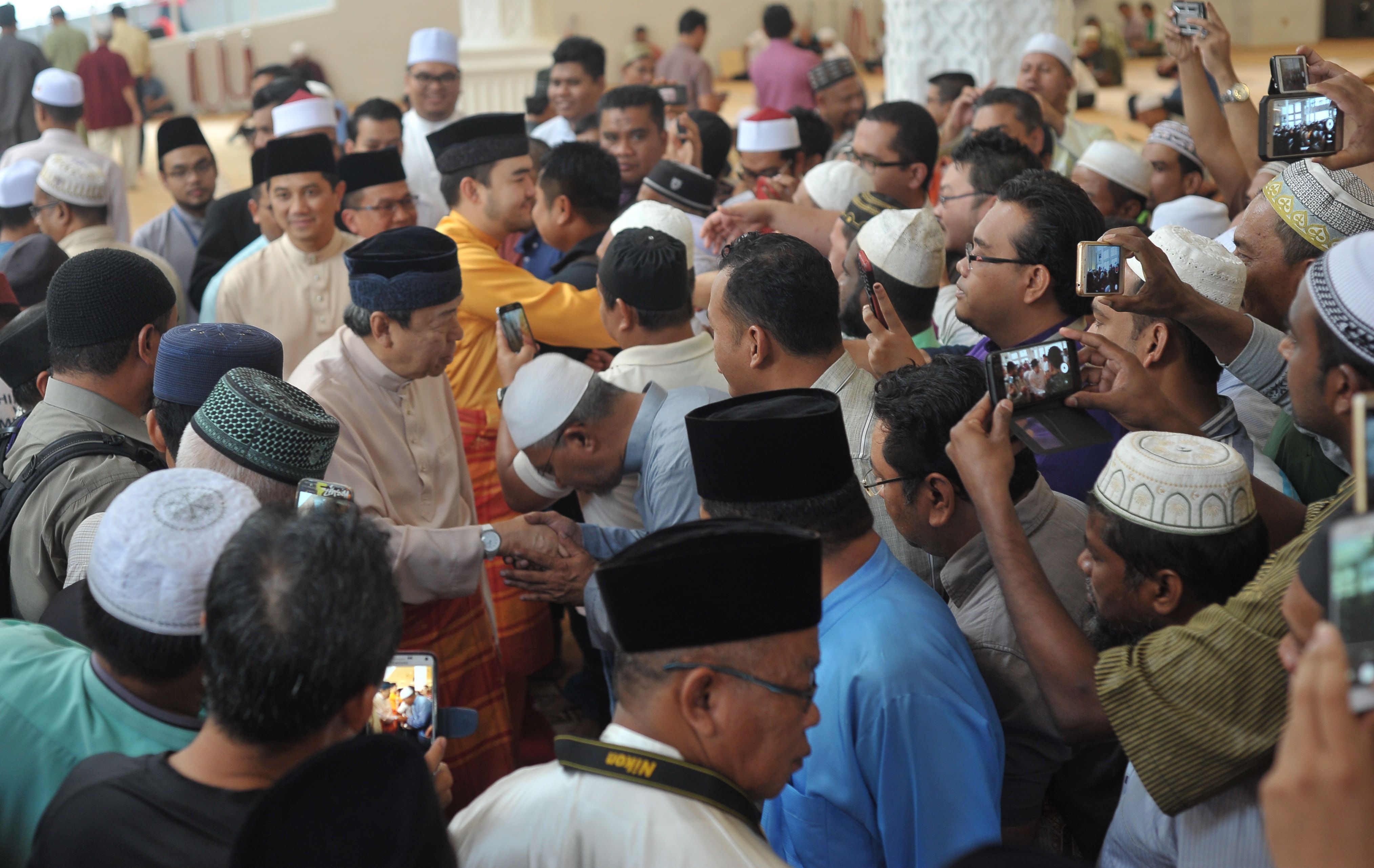 Sultan Selangor solat Jumaat bersama rakyat di Kampung Baru
