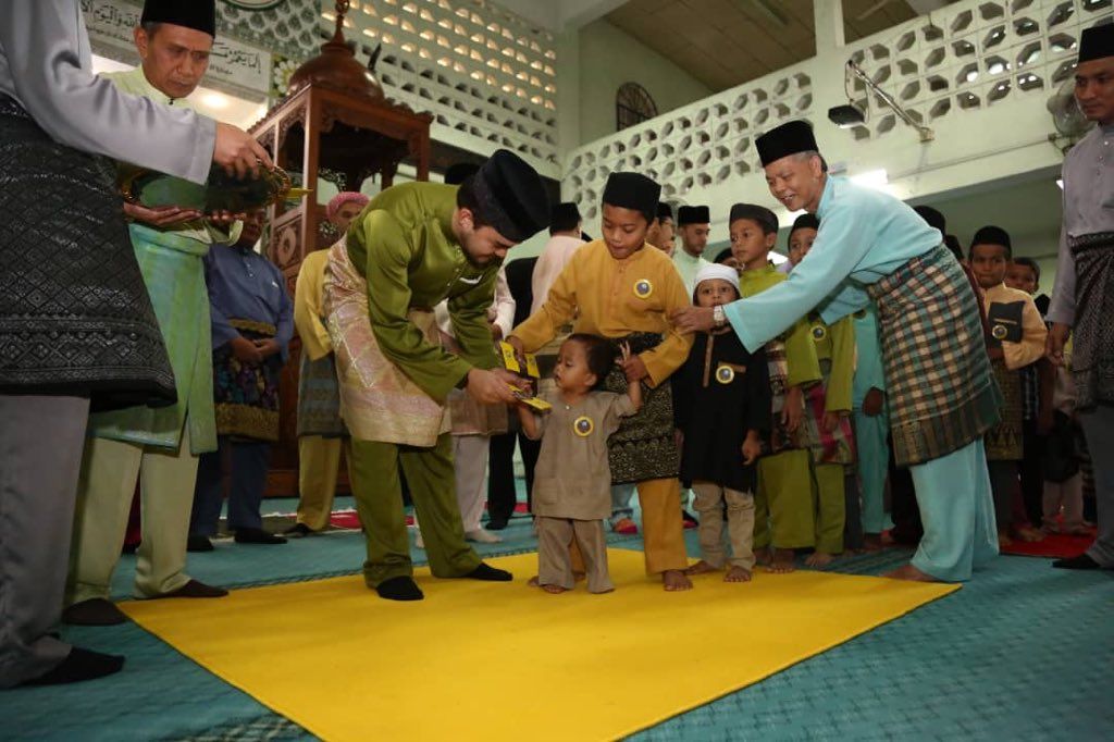 DYTM Raja Muda berkenan sampaikan sumbangan Hari Raya daerah Klang