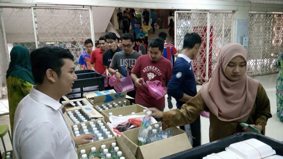 Food For Mahasiswa bantu agih juadah berbuka puasa
