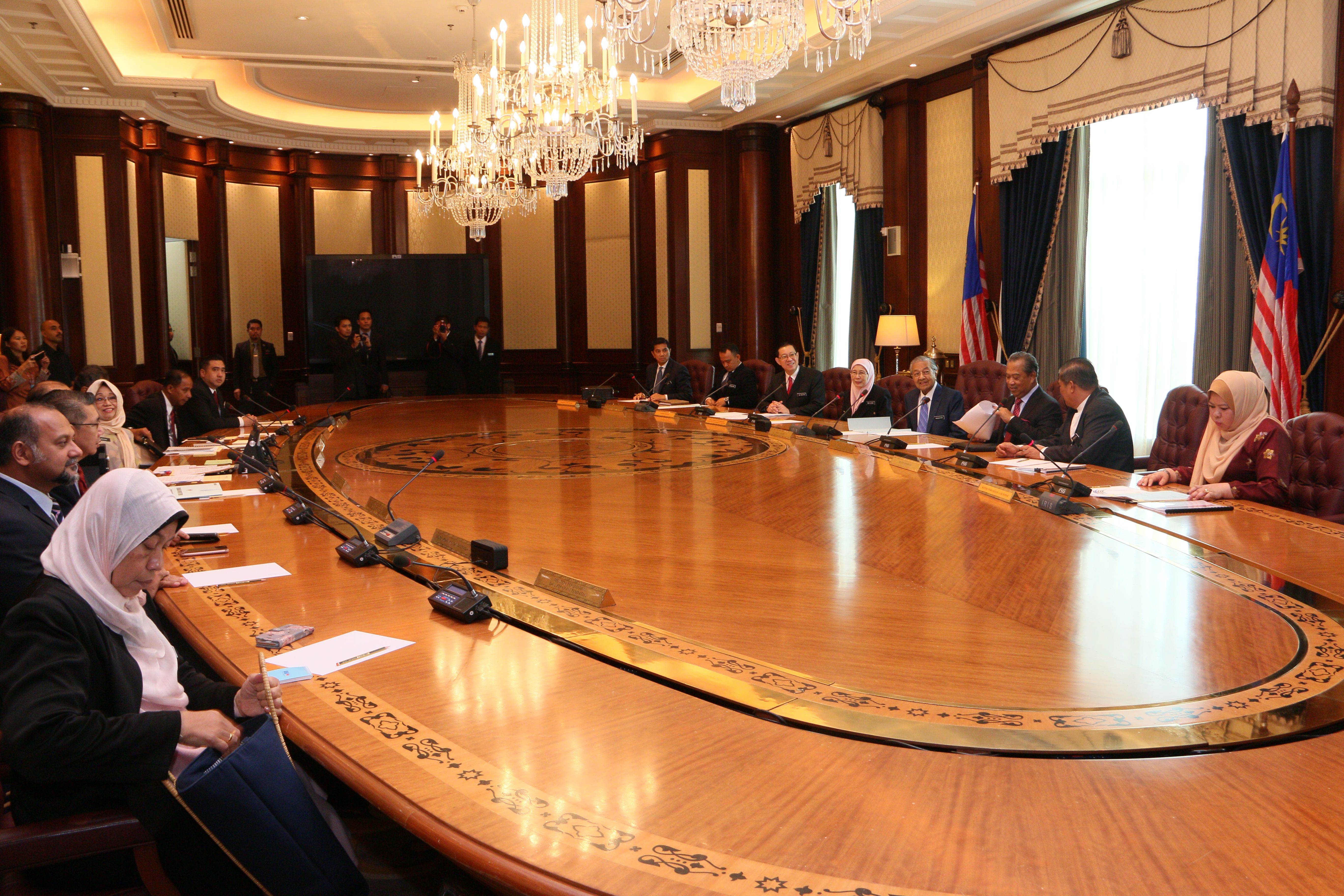 Tun M pengerusikan mesyuarat Kabinet pertama