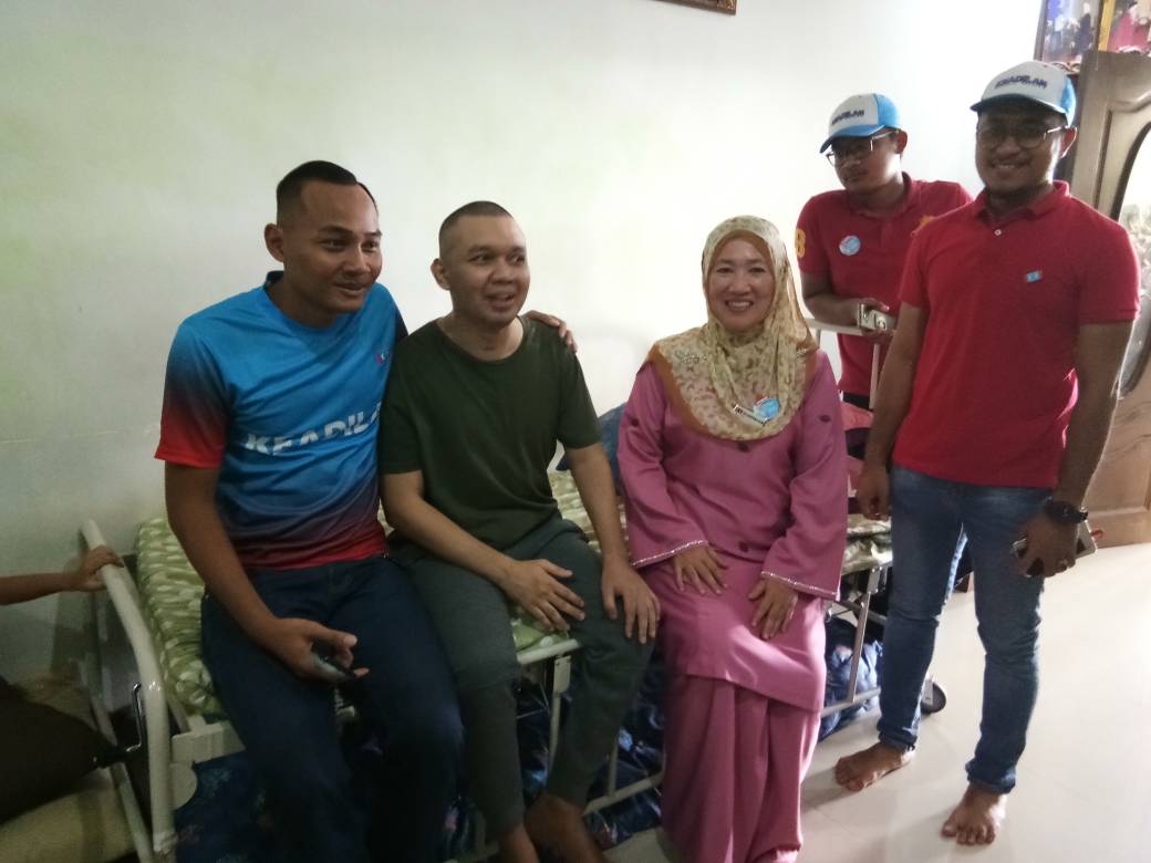 Isteri Zamri Baba terharu Dr Daroyah datang ziarah