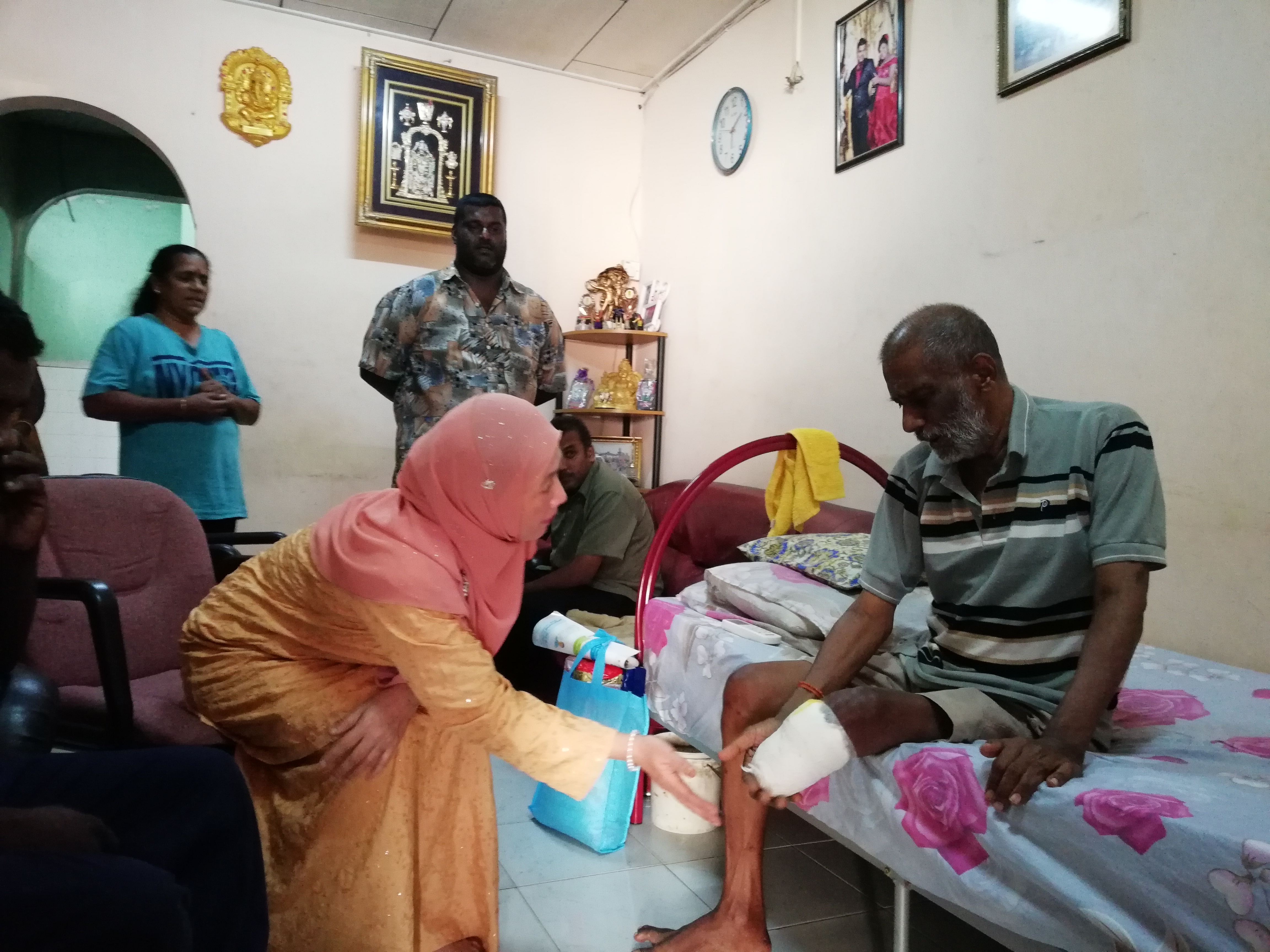 Maniyam terharu disantuni Dr Daroyah