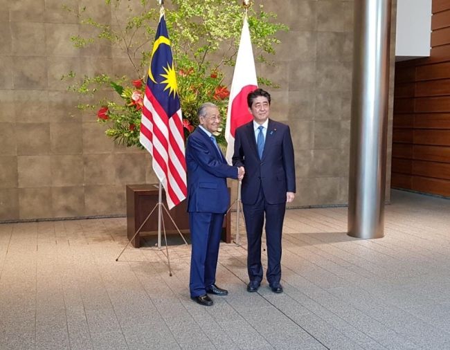 Tun Dr Mahathir bertemu PM Jepun