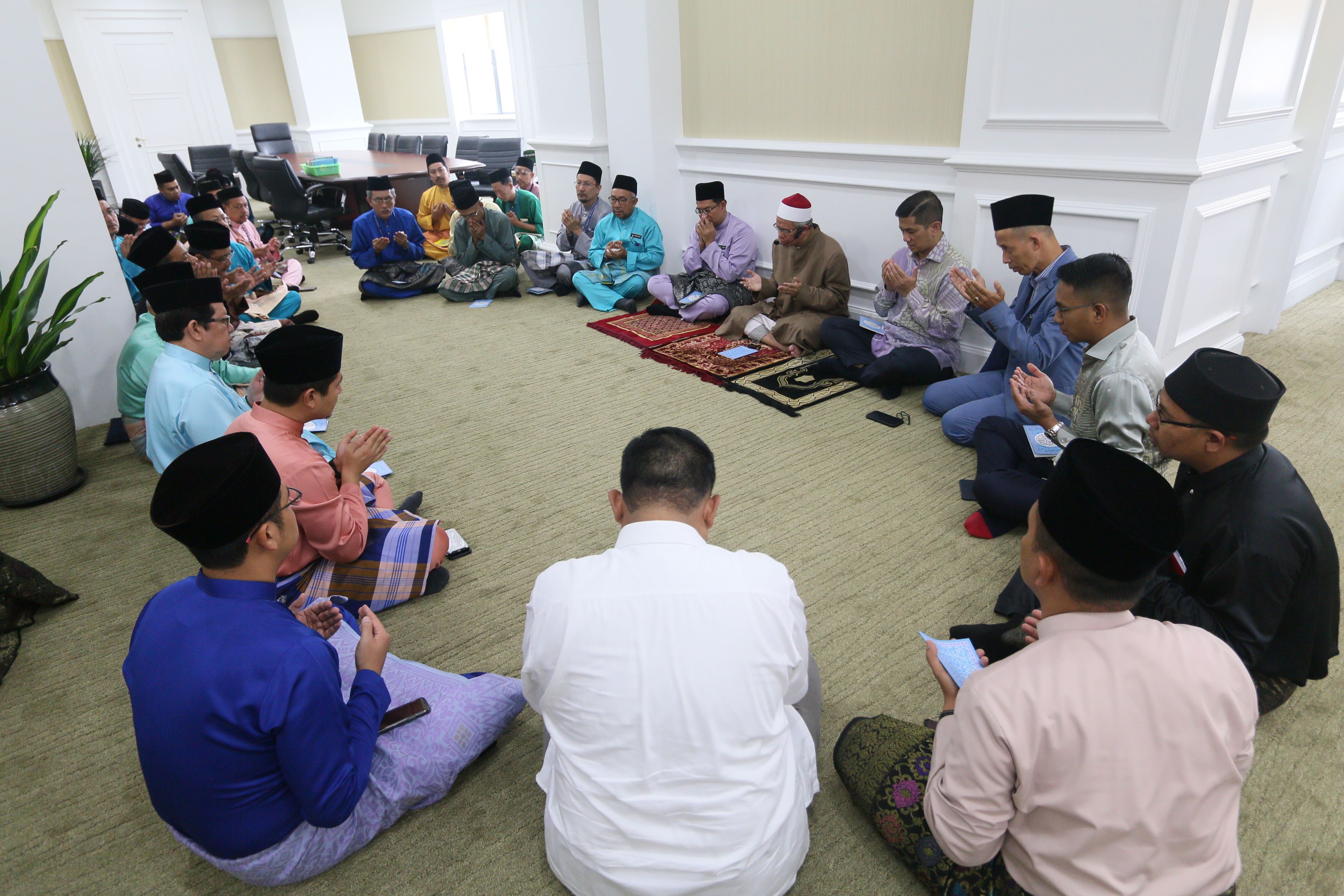 Pejabat Menteri Hal Ehwal Ekonomi anjur doa selamat