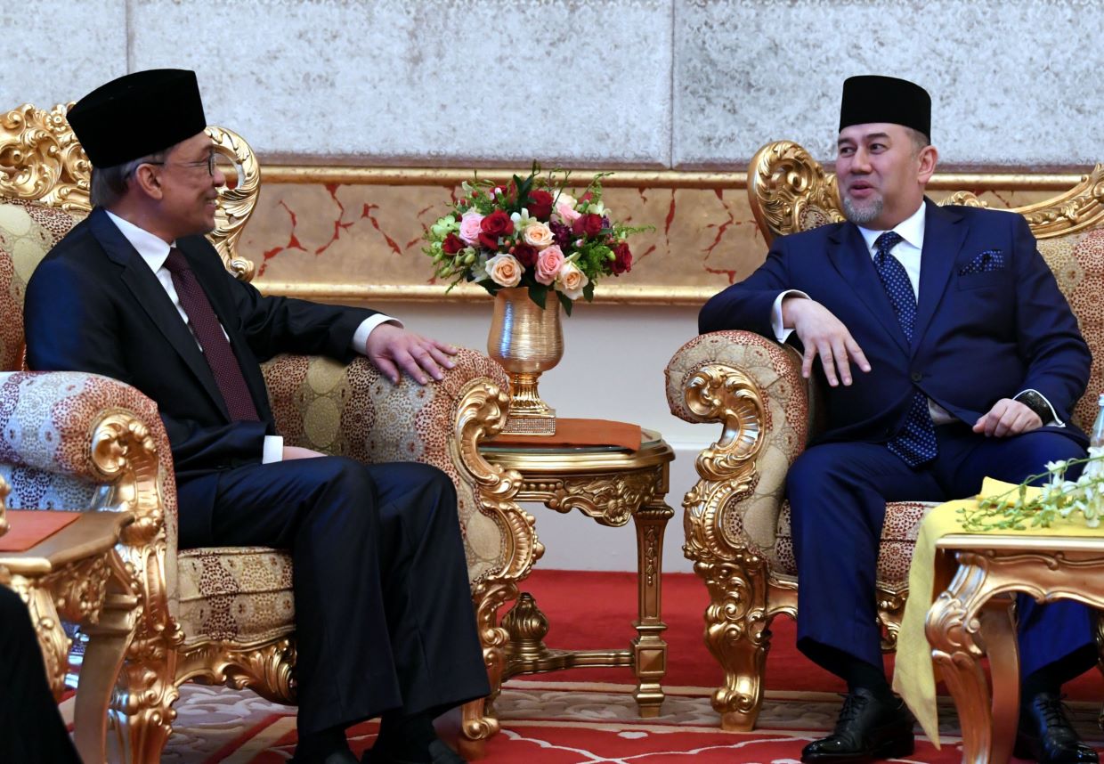 Anwar menghadap Agong perinci pembentukan kerajaan baharu
