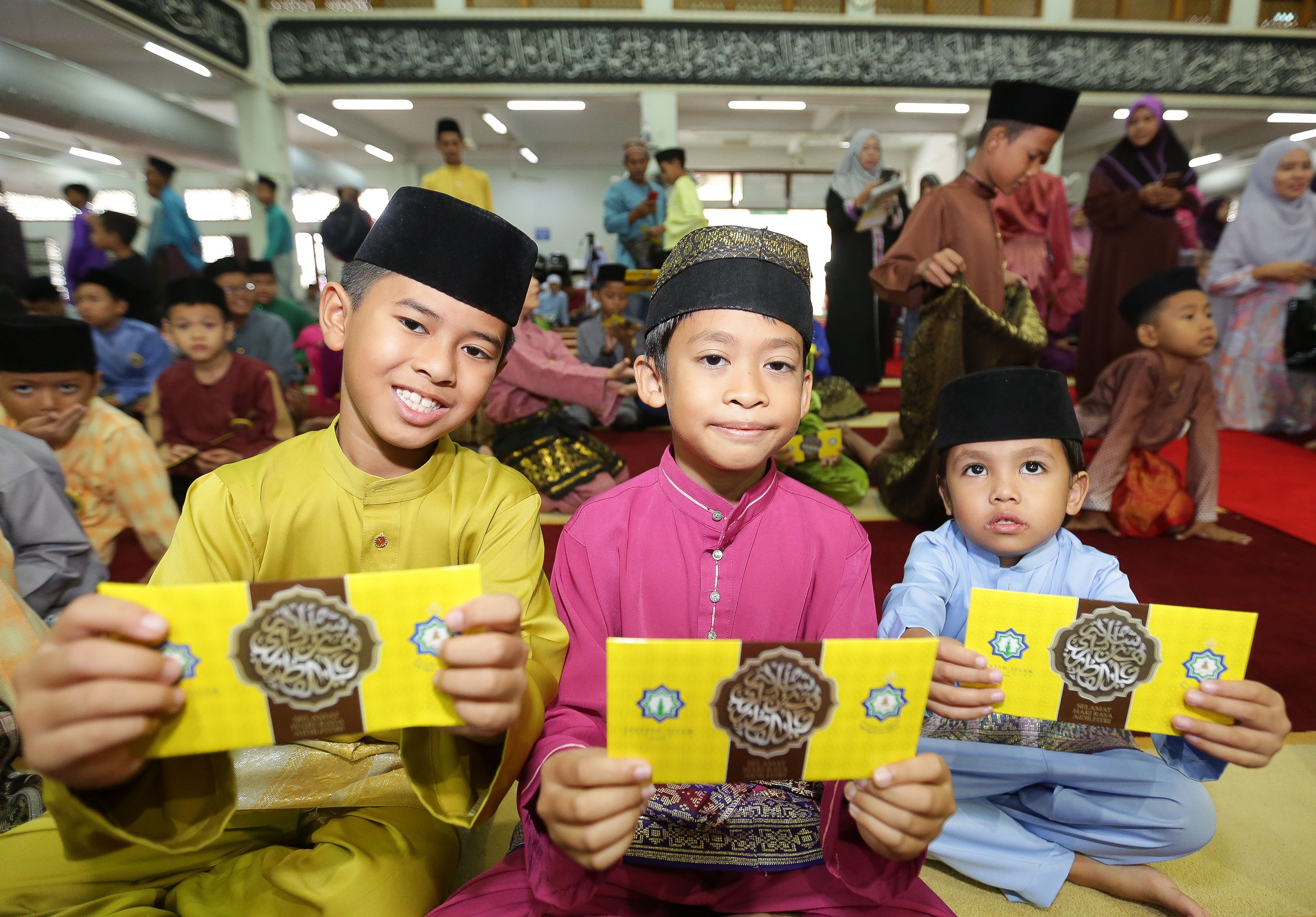 DYTM Raja Muda sampaikan sumbangan Hari Raya Aidilfitri