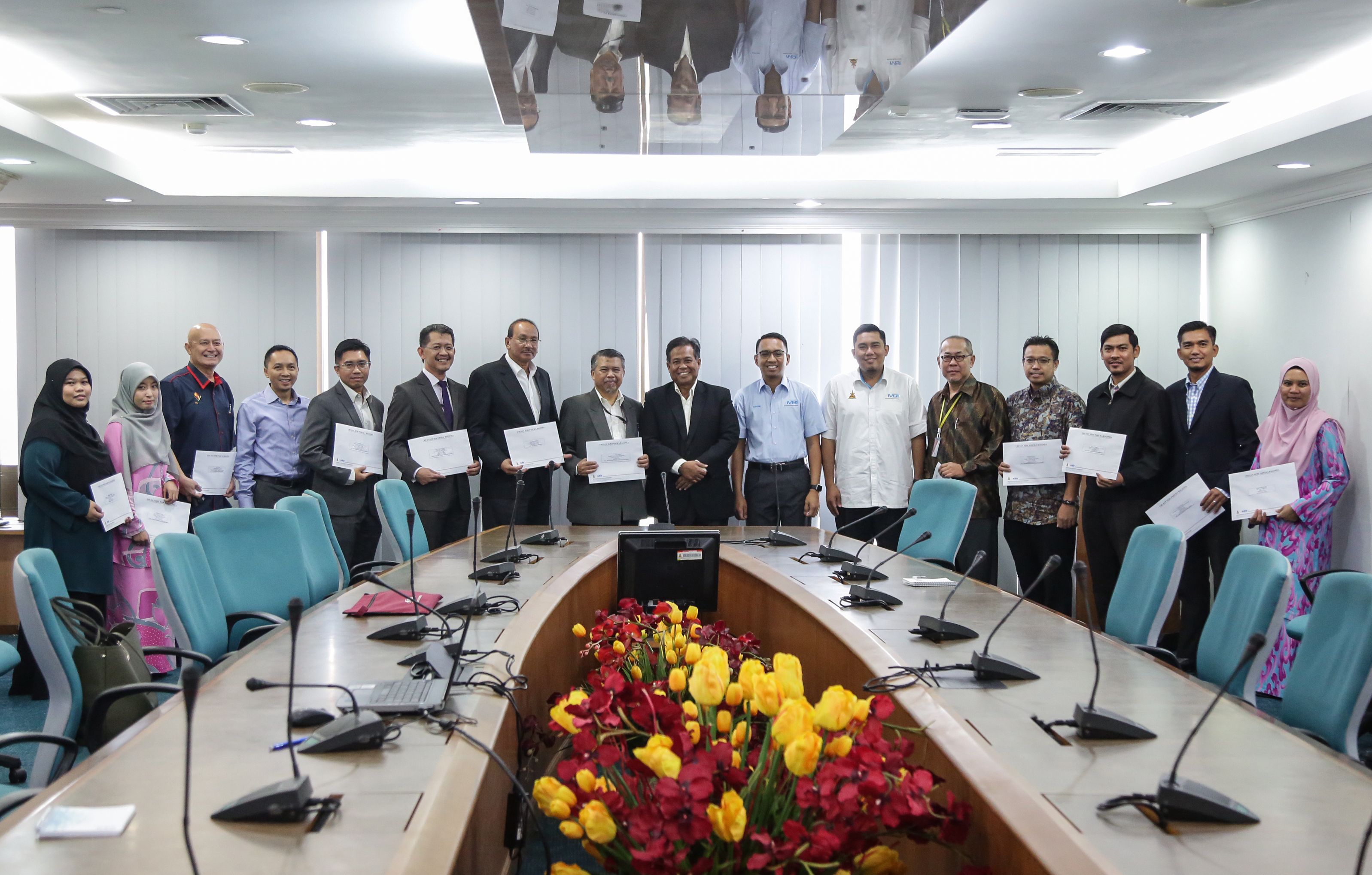 MBI serah bantuan Aidilfitri kepada 13 anak syarikat