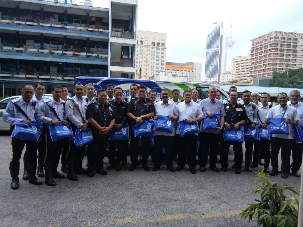 KOPETRO hulur juadah berbuka kepada polis trafik