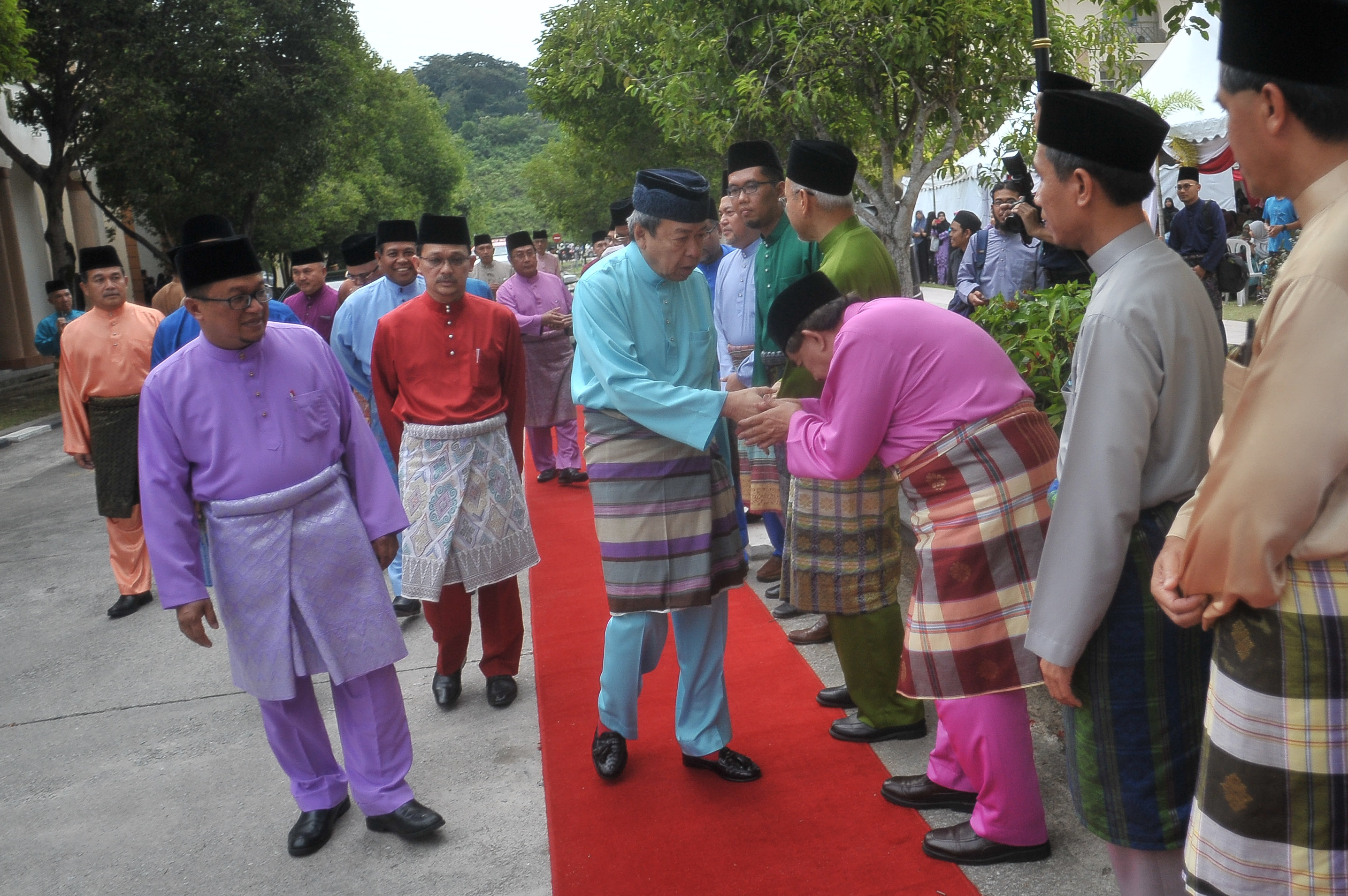Sultan Selangor serah sumbangan Aidilfitri RM116,500 pada pelajar asnaf KUIS