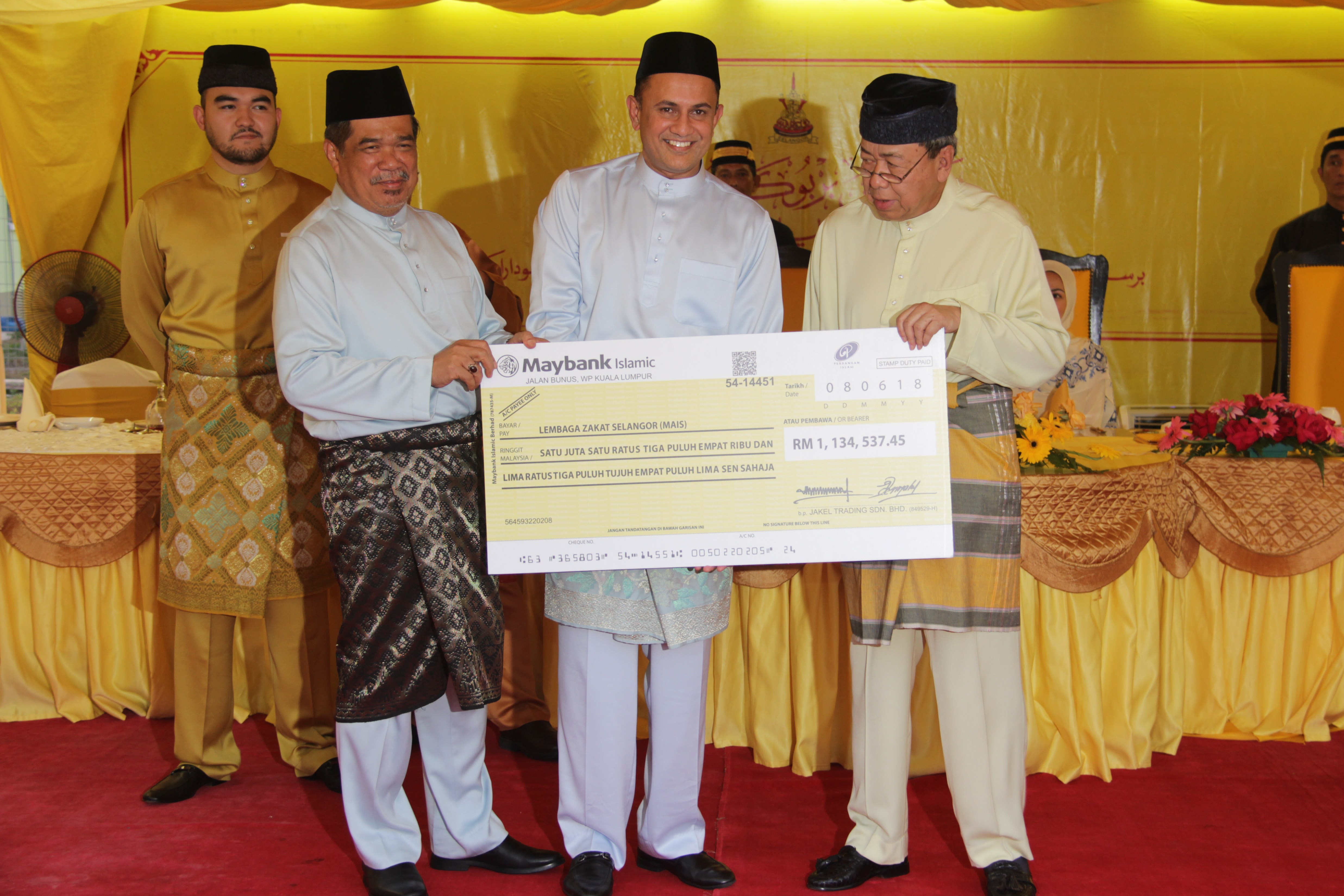 Sultan Sharafuddin terima zakat perniagaan RM1.1 juta