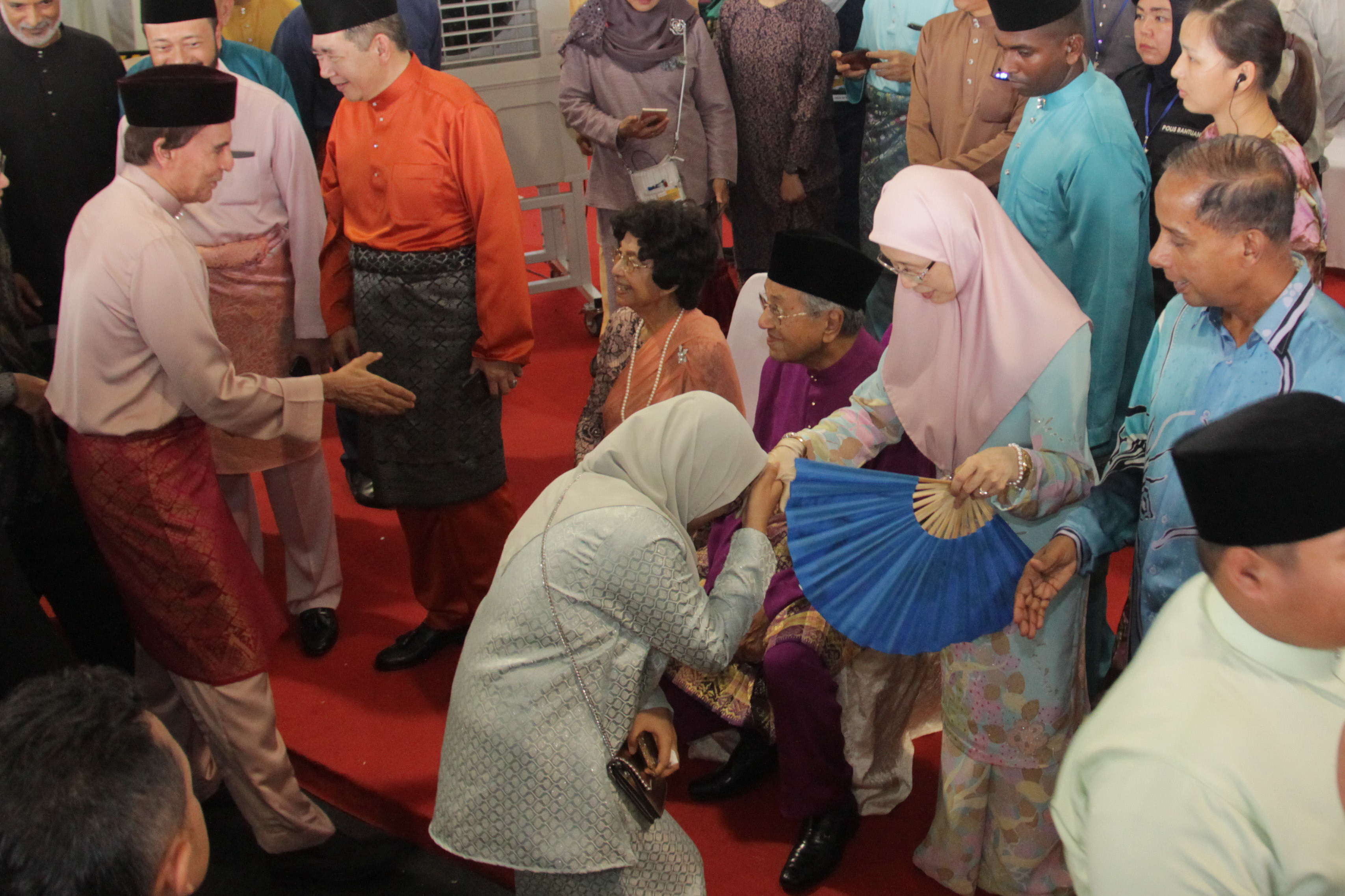 Hampir jam 4.30 petang orang ramai masih berduyun ke rumah terbuka PM