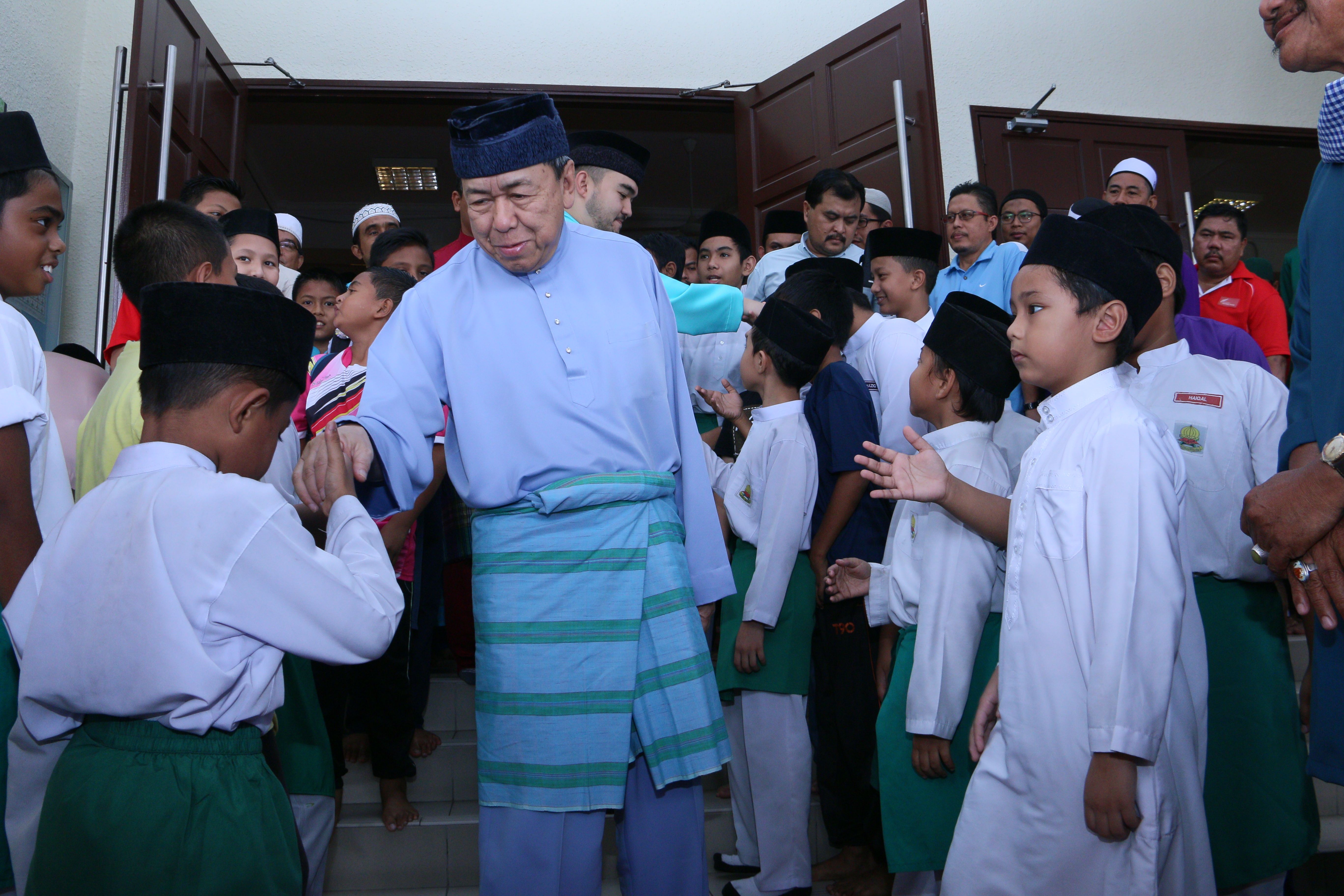 Sultan Selangor solat Jumaat bersama rakyat