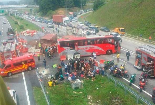 Tiga maut, 25 cedera dalam kemalangan bas ekspres dan lori di Pagoh