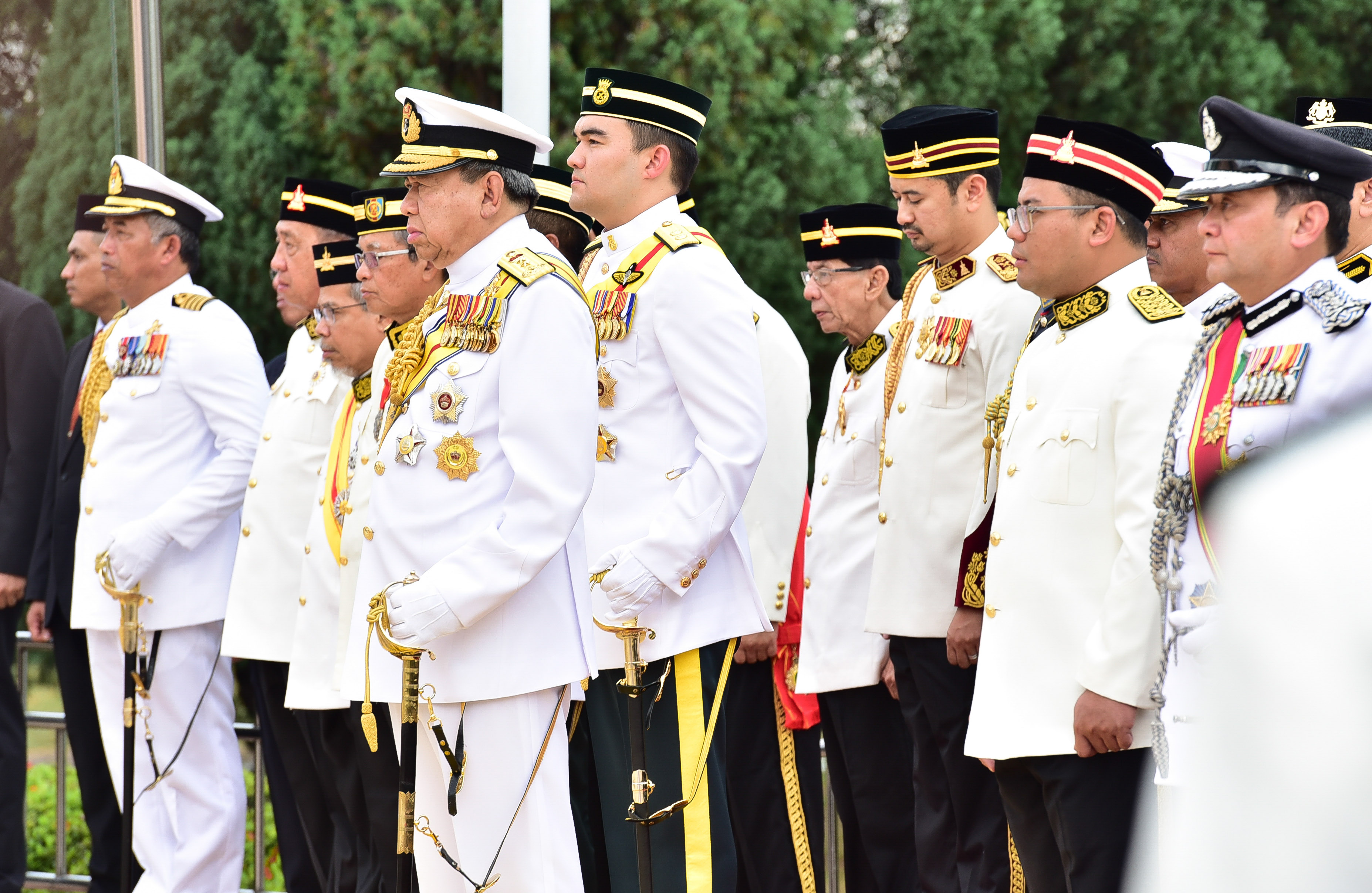Sultan Sharafuddin berangkat ke Istiadat Meletak Kalungan Bunga sempena Hari Pahlawan