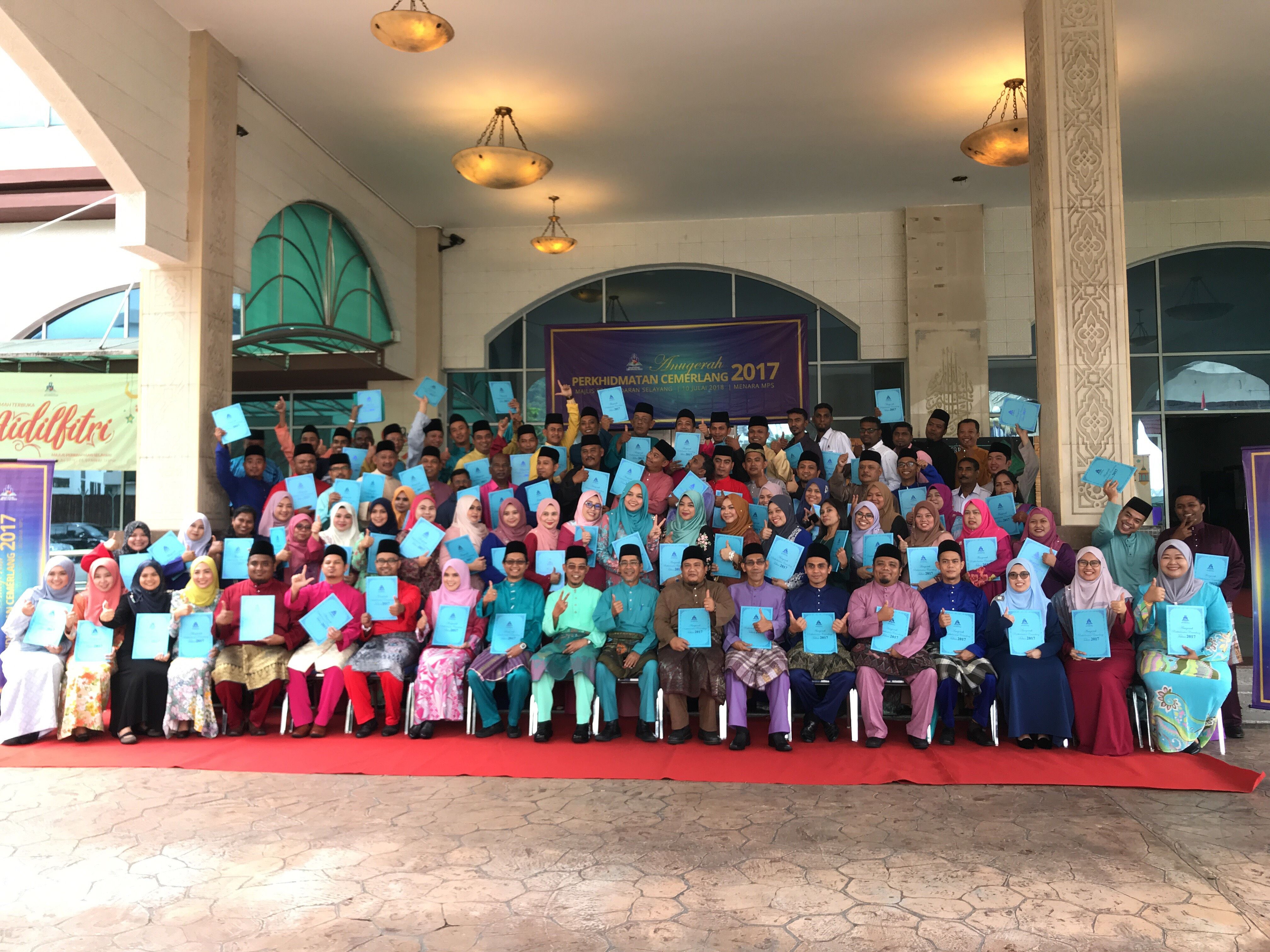 89职员获士拉央市会表扬