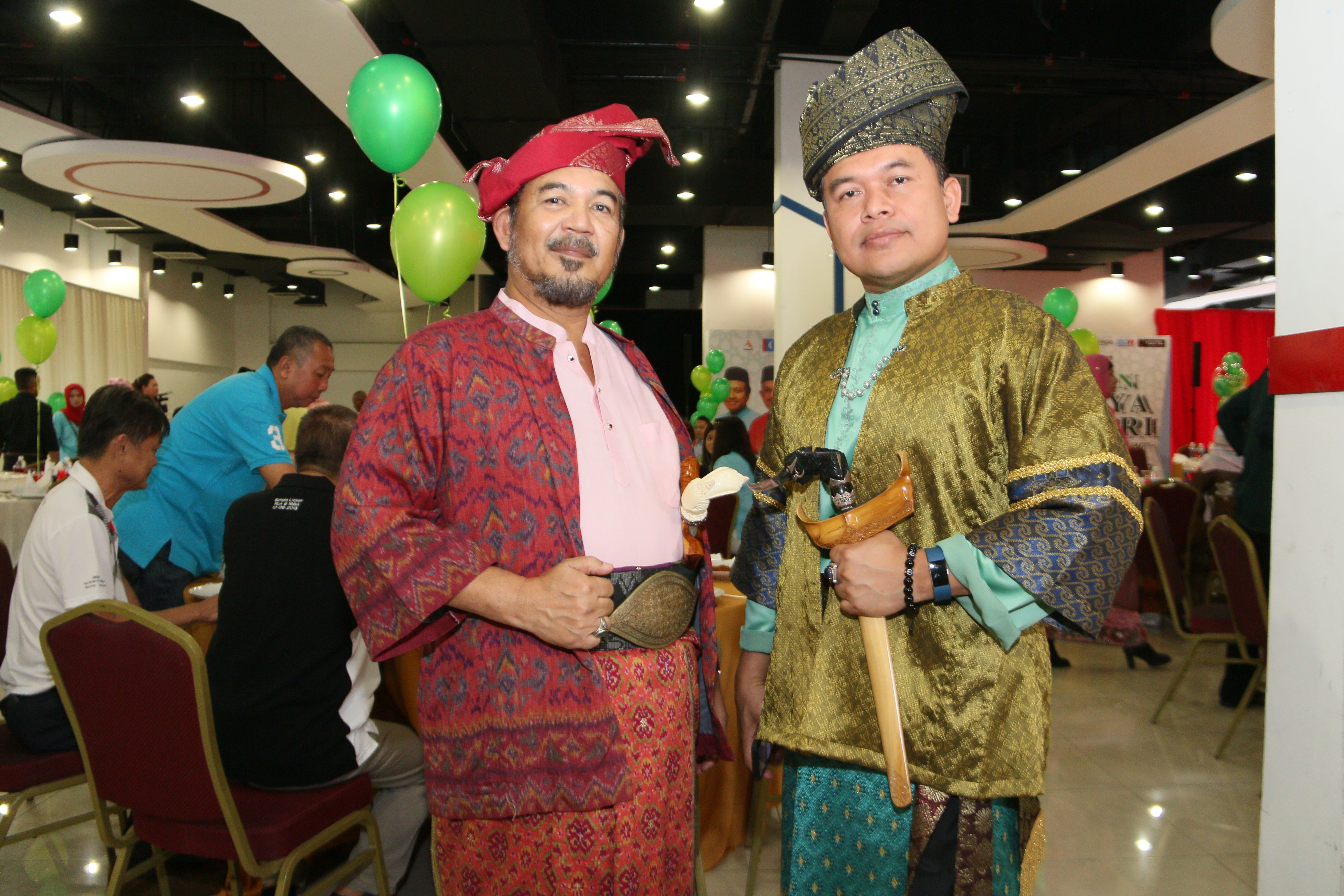 Guna busana Melayu tradisional ke rumah terbuka