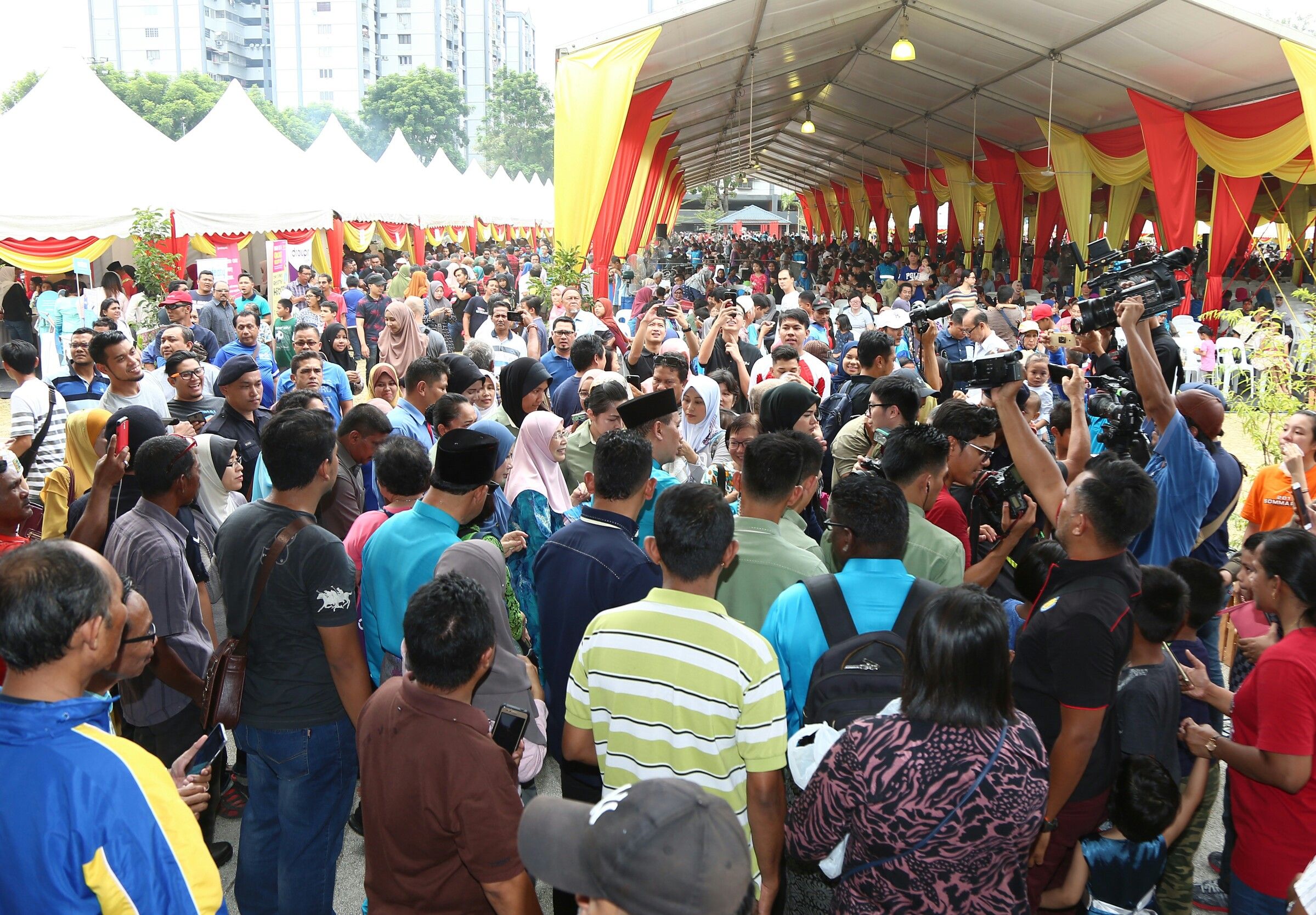 Wan Azizah rai 10,000 warga Ampang