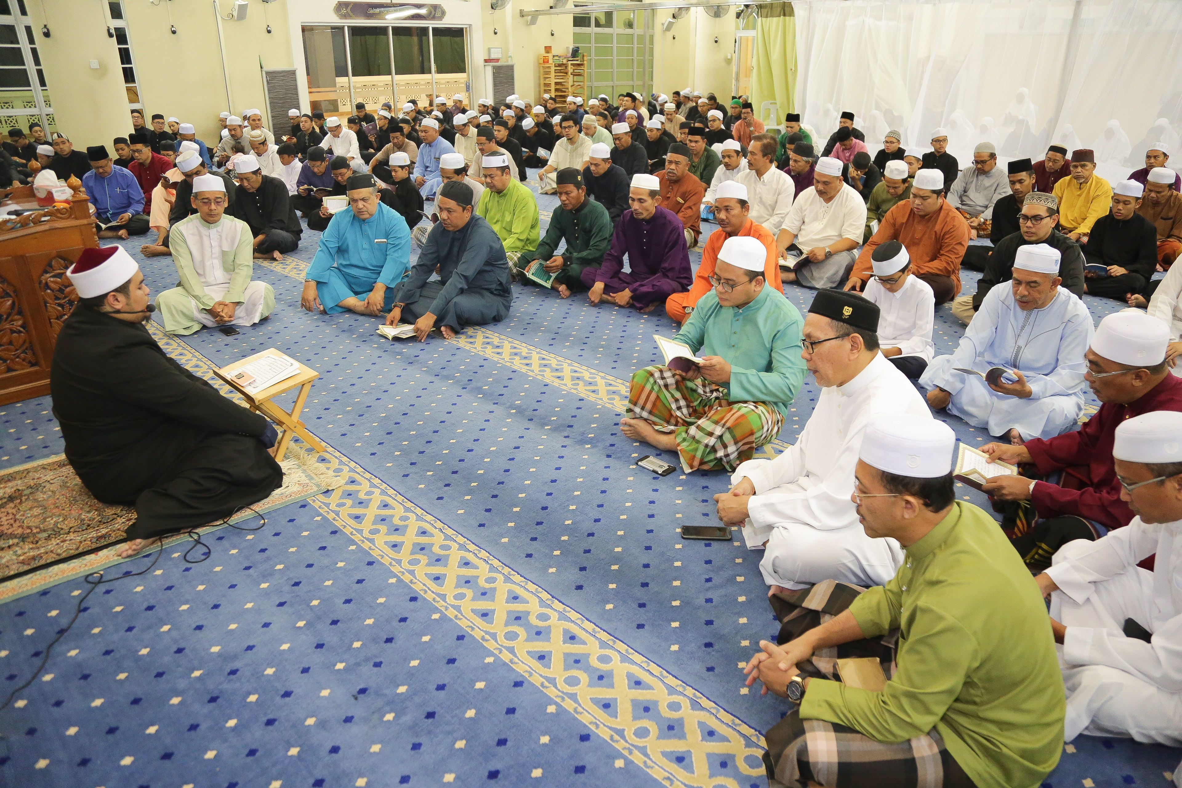 MB serah sumbangan kepada keluarga ADN Sungai Kandis