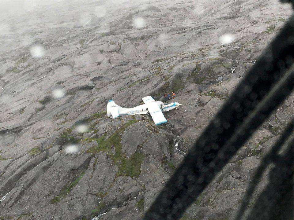 11 cedera pesawat langgar gunung