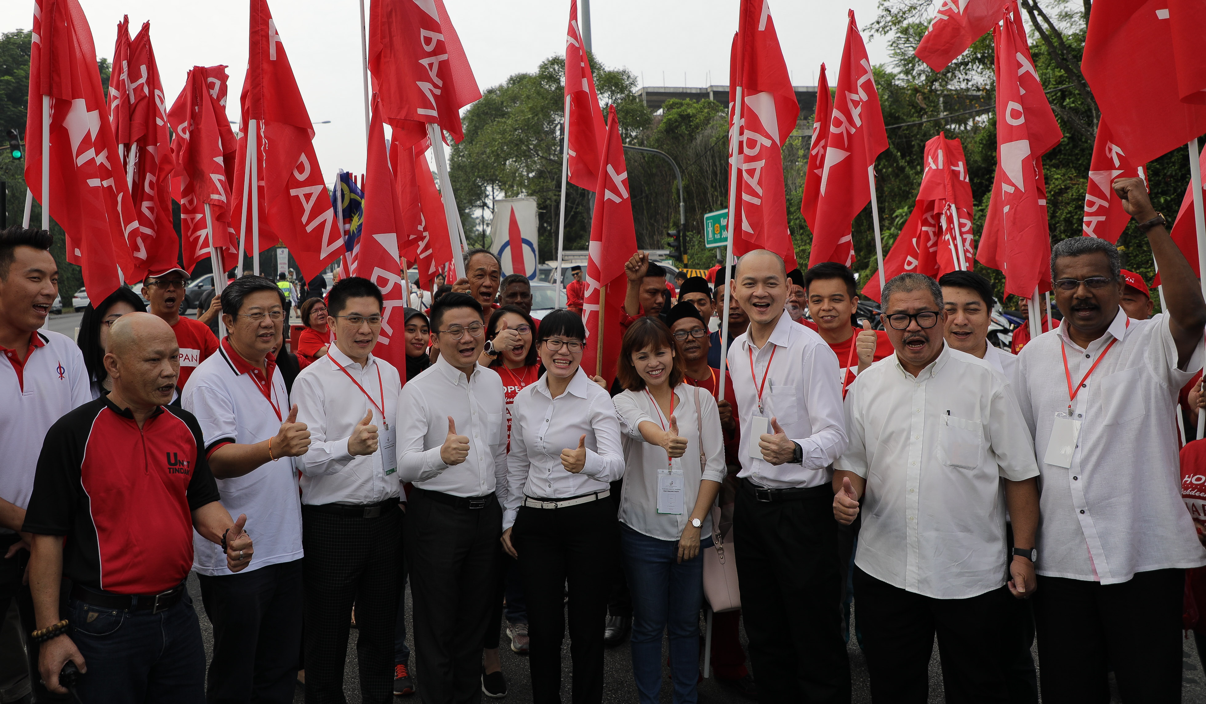 Azmin: Hasrat MCA bela rakyat sudah terlambat
