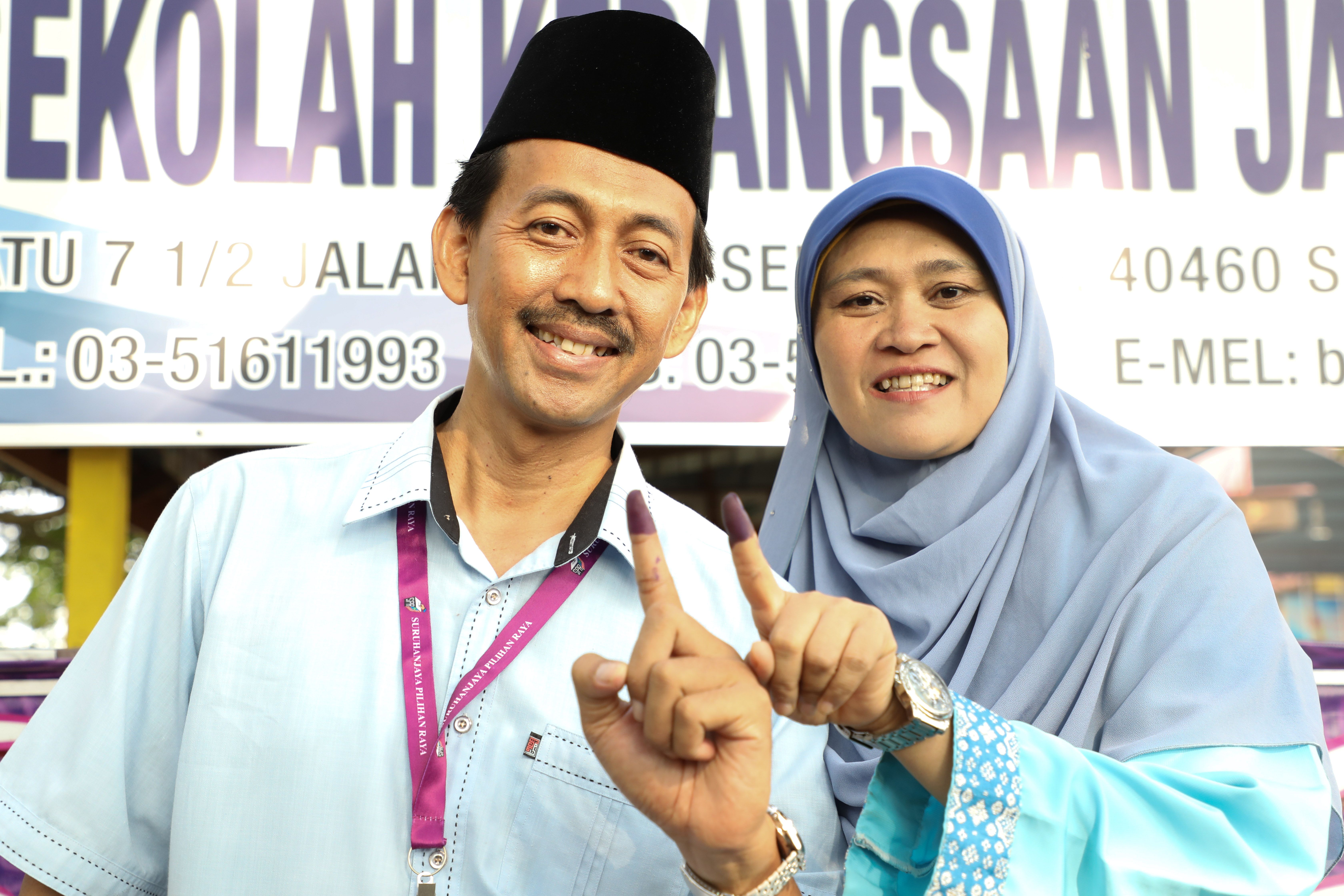 PRK Sg Kandis: Zawawi dan isteri hadir mengundi di SK Jalan Kebun