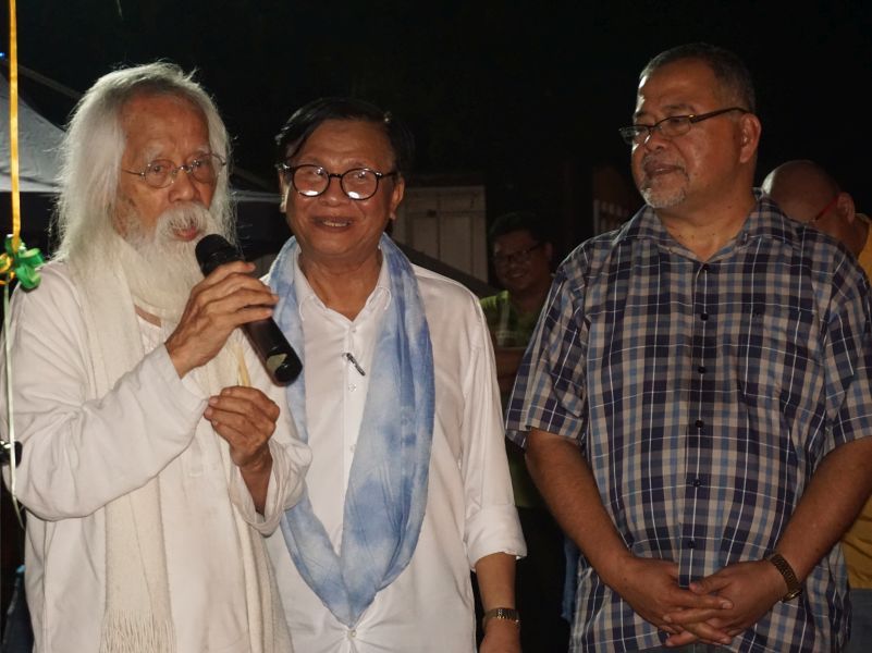 Politikus, seni dan ingatan-ingatan kecil