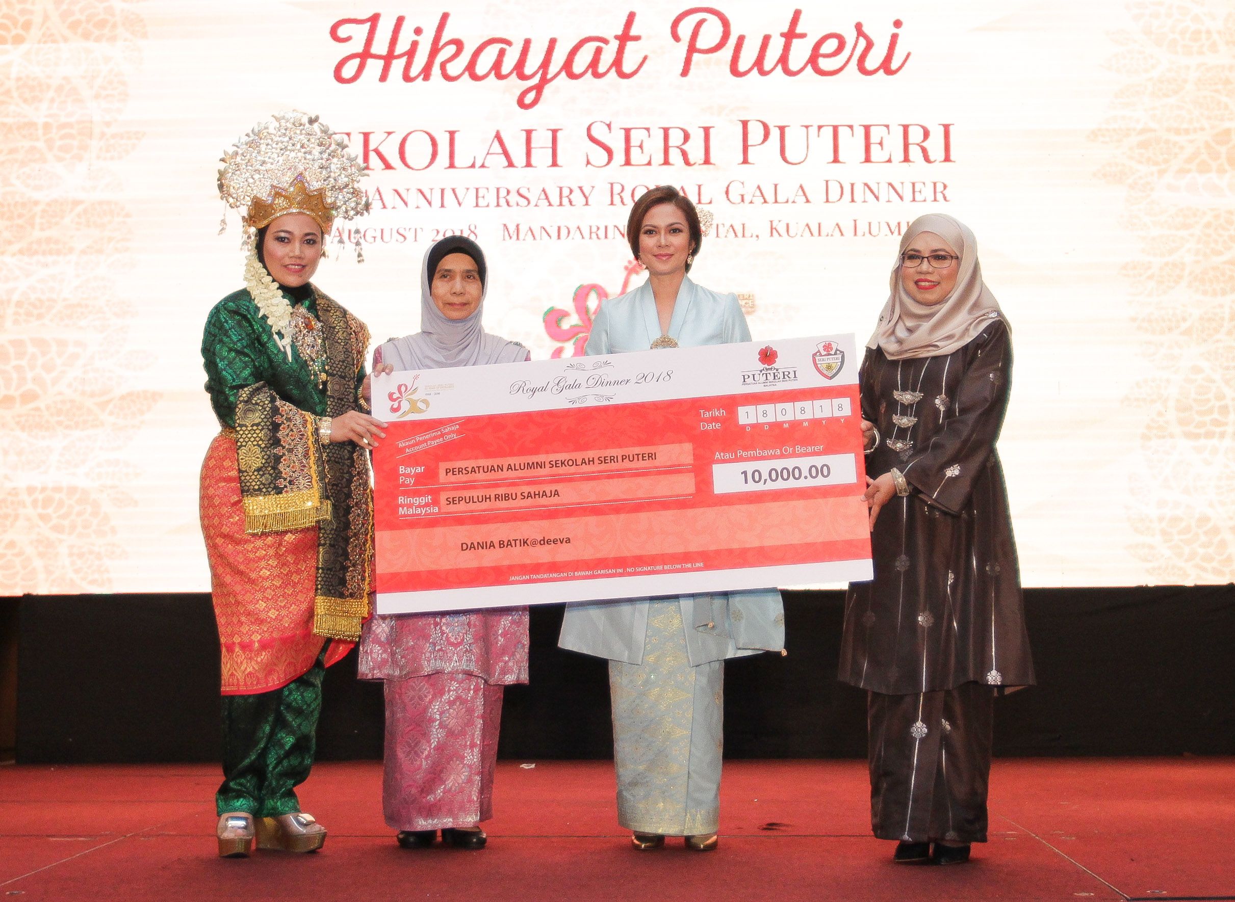 Hadiahkan bas sempena Ulang Tahun Ke-50 Sekolah Seri Puteri