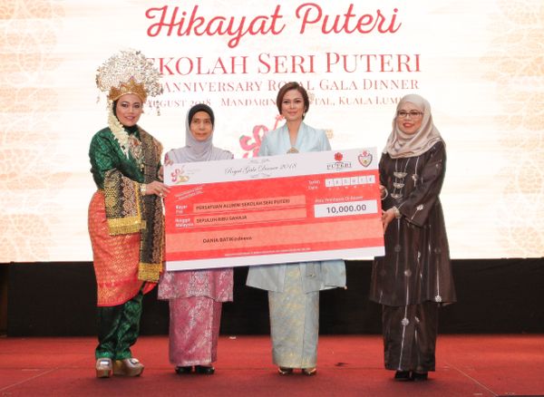 Hadiahkan bas sempena Ulang Tahun Ke-50 Sekolah Seri Puteri