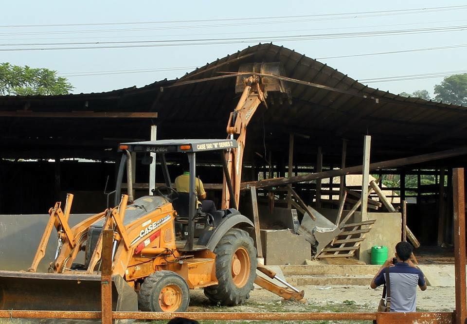 非法霸地沦垃圾场  执法队拆8违建物