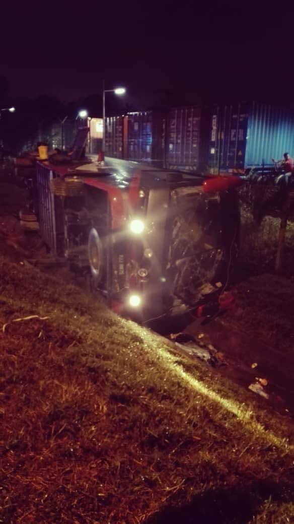 Bas ekspres terbabas, 17 penumpang selamat