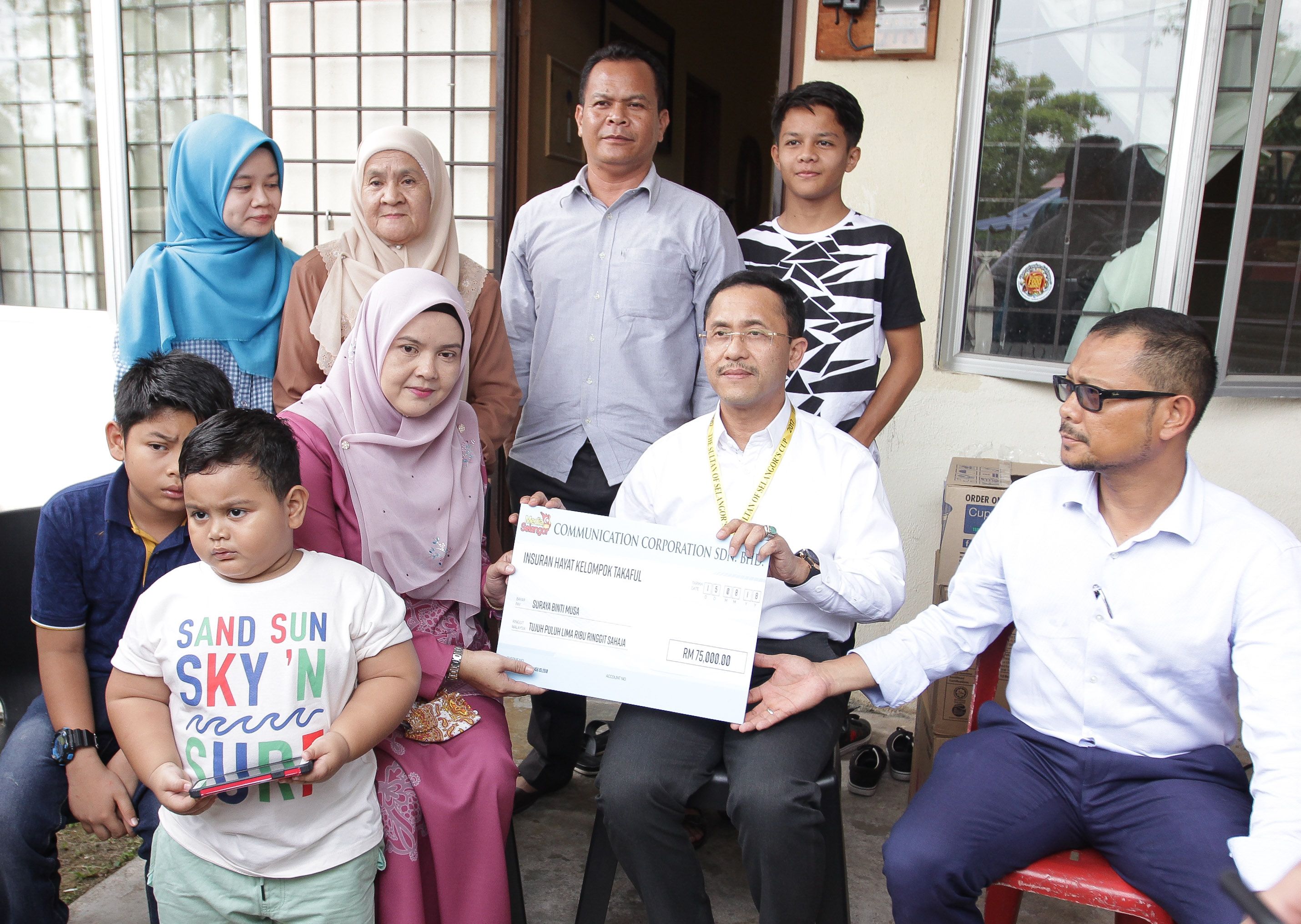 Isteri Allahyarham Abang Din terharu terima bantuan