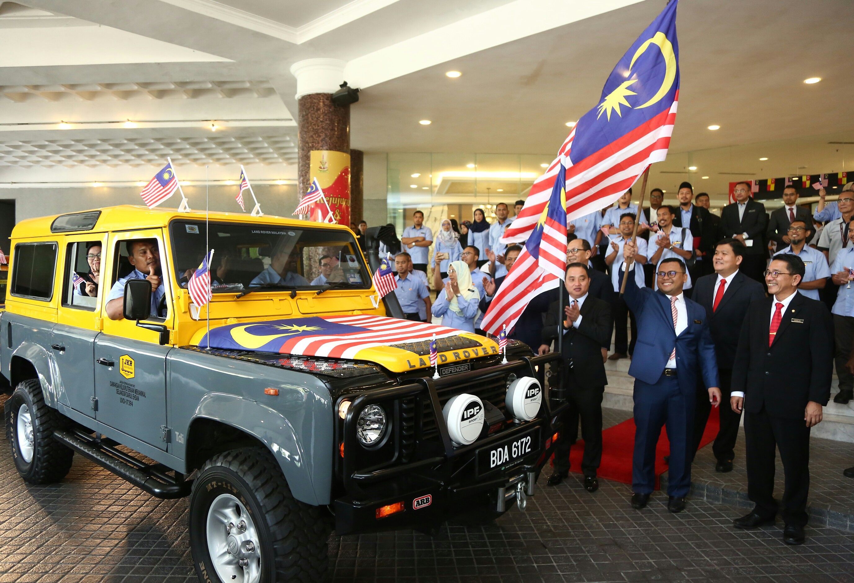 Ayuh kibarkan Jalur Gemilang