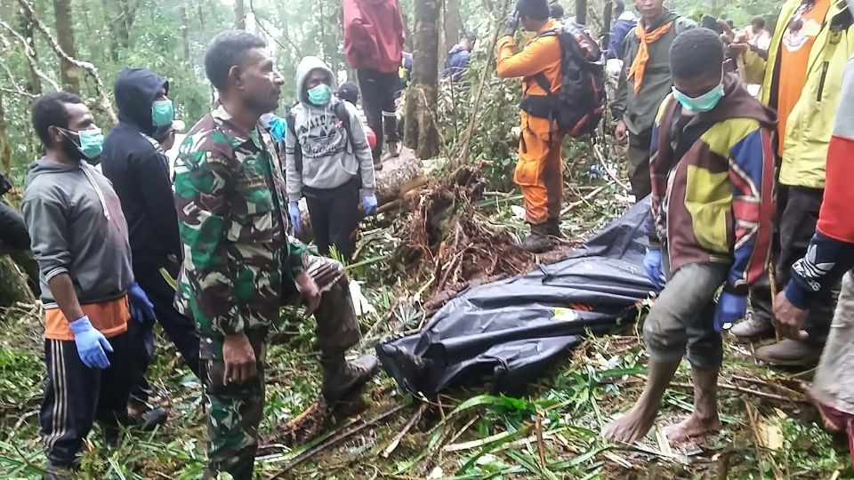 Lapan maut, satu terselamat dalam nahas pesawat Indonesia