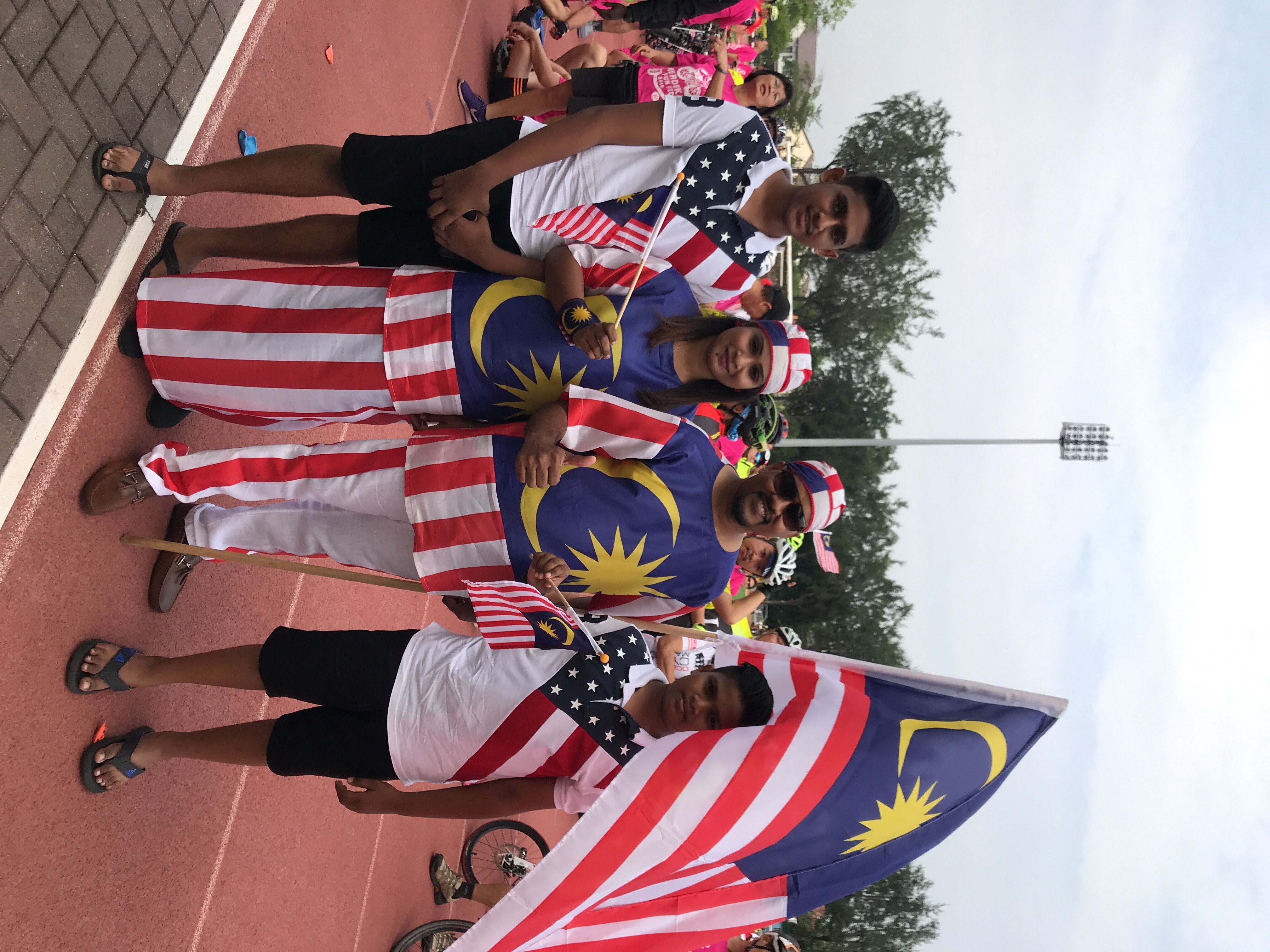 Sambut Hari Kemerdekaan dengan fesyen Jalur Gemilang