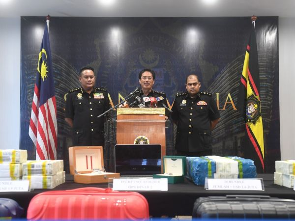 Seleweng dana kerajaan: SPRM temui wang tunai US$6.3 juta, RM900,000